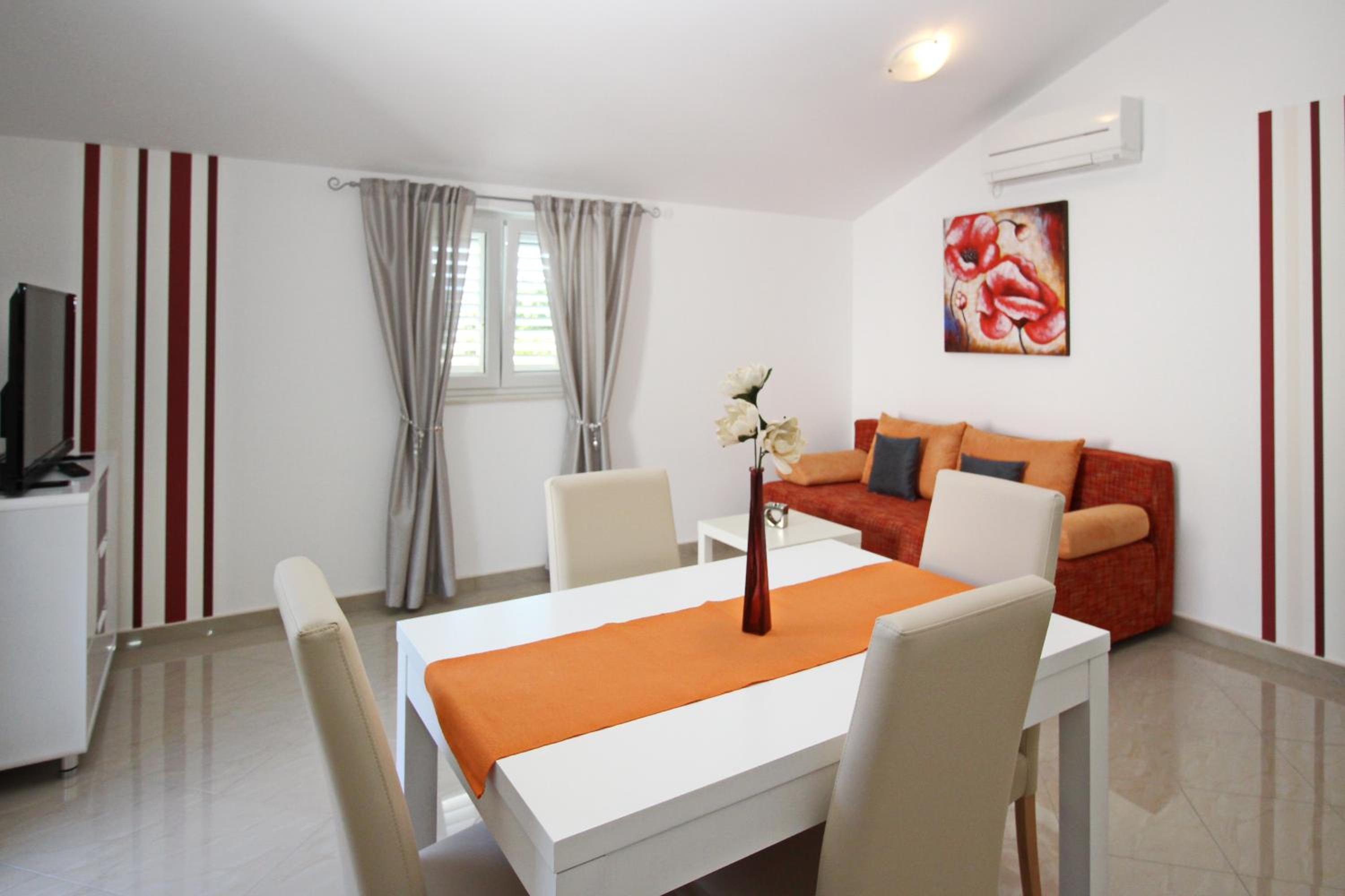 Apartment photo 2