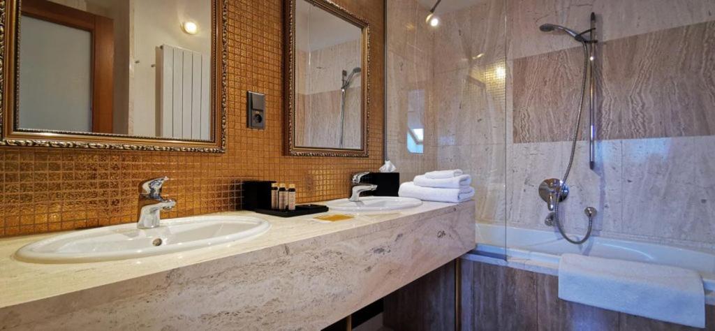 Double Room Atrium - Photo 15
