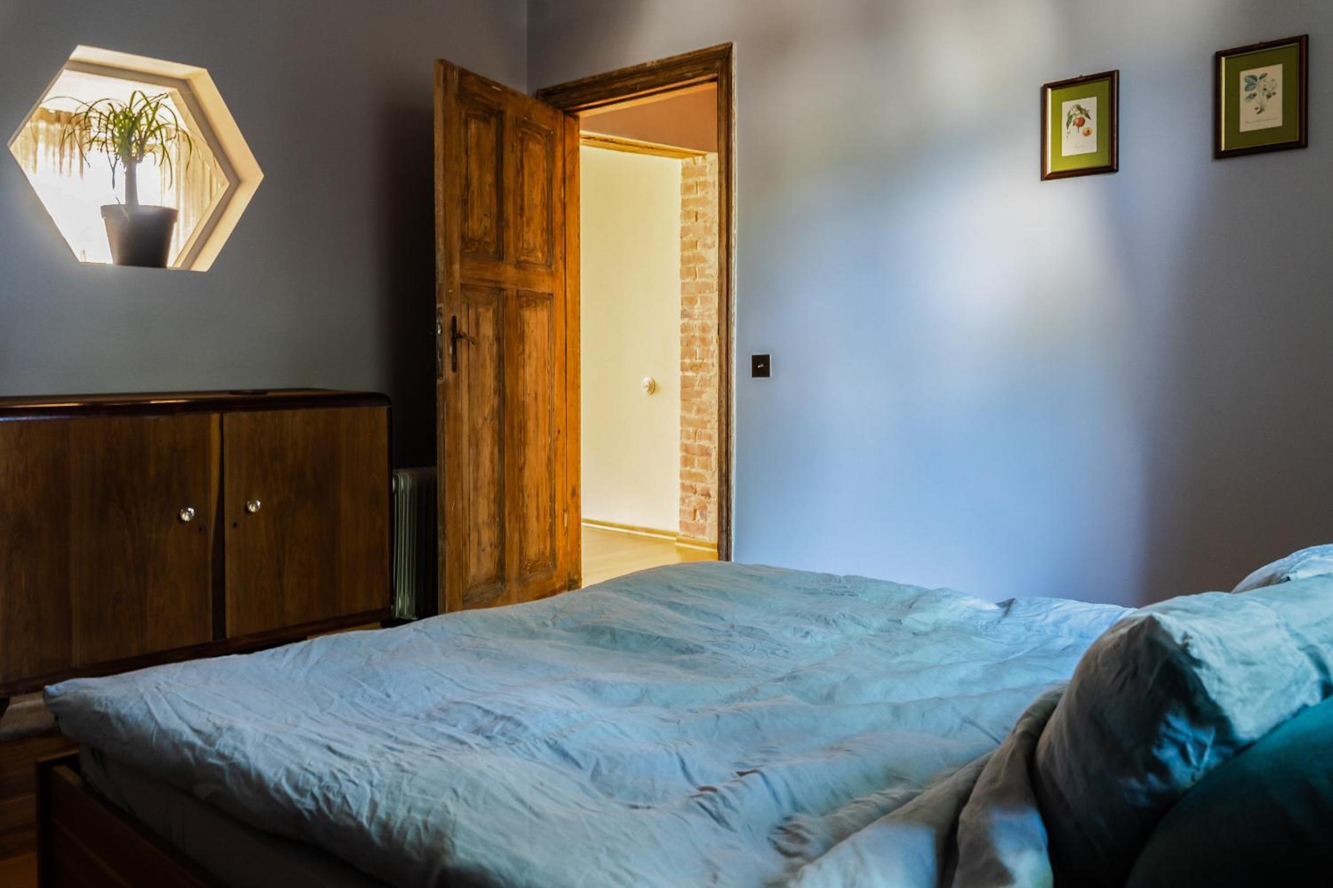One-Bedroom Apartment - Photo 1