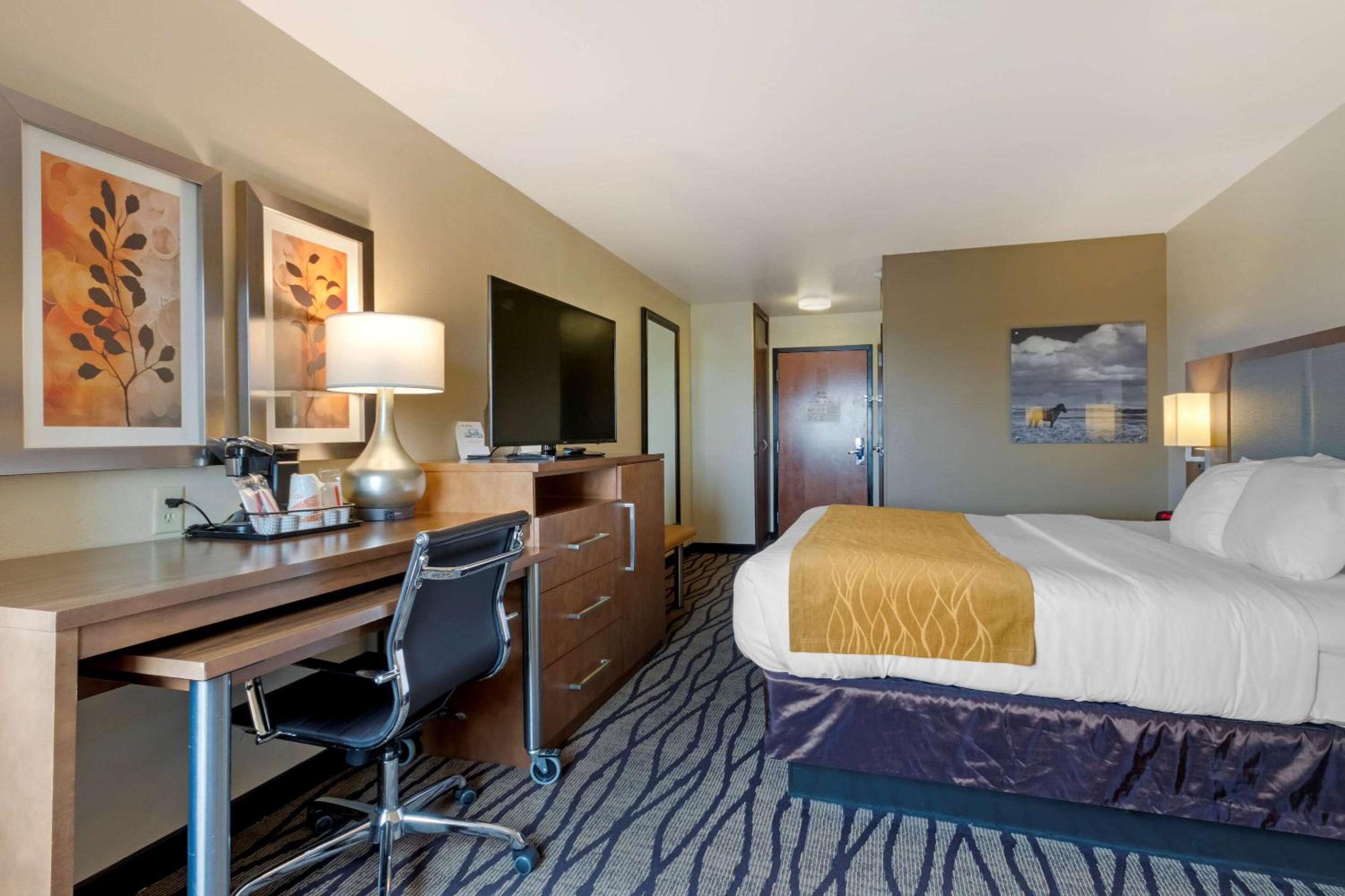 King Room - Non-Smoking - Photo 3