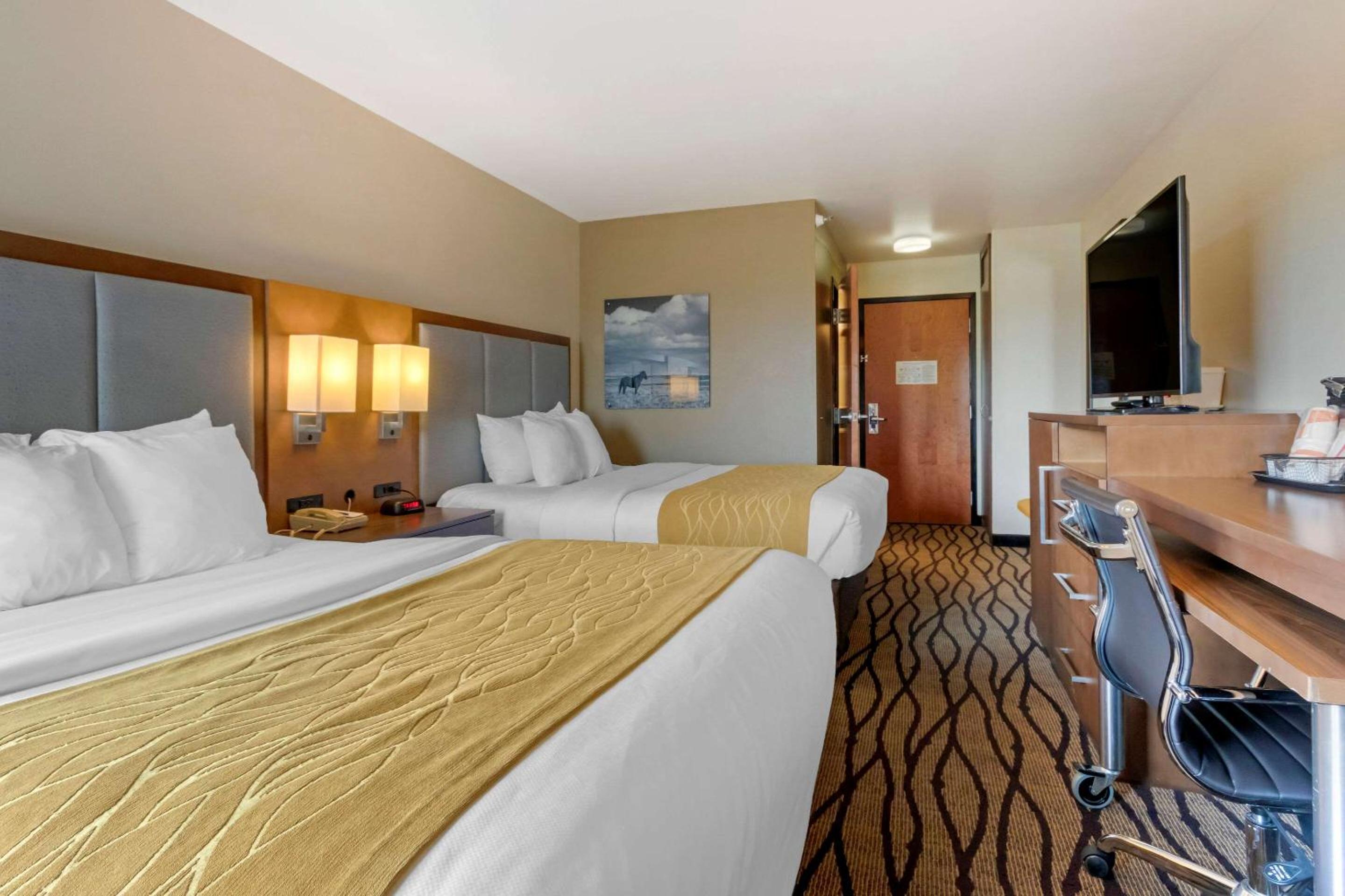 Queen Room with Two Queen Beds - Non-Smoking - Photo 2