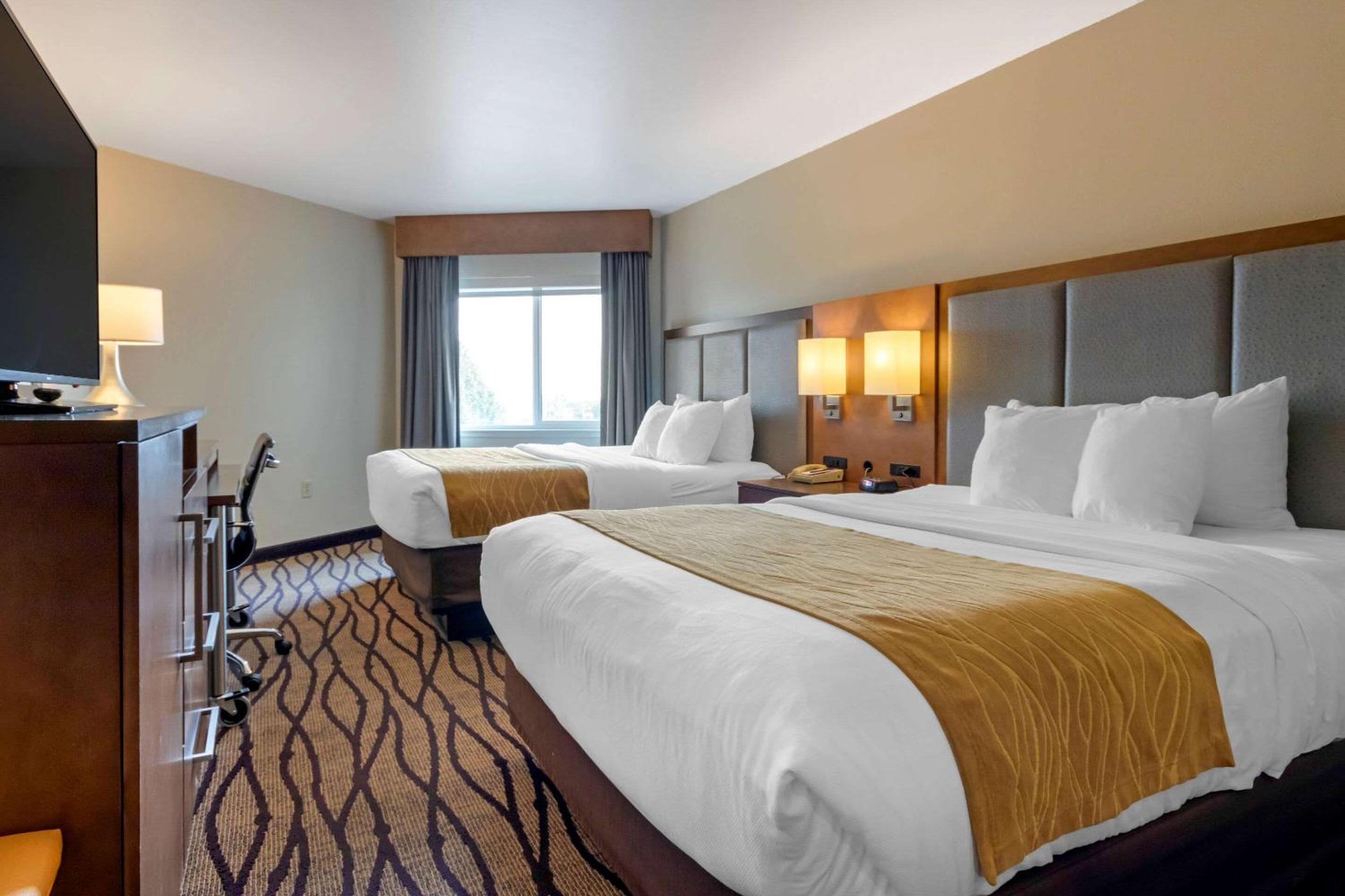 Queen Room with Two Queen Beds - Non-Smoking - Photo 1