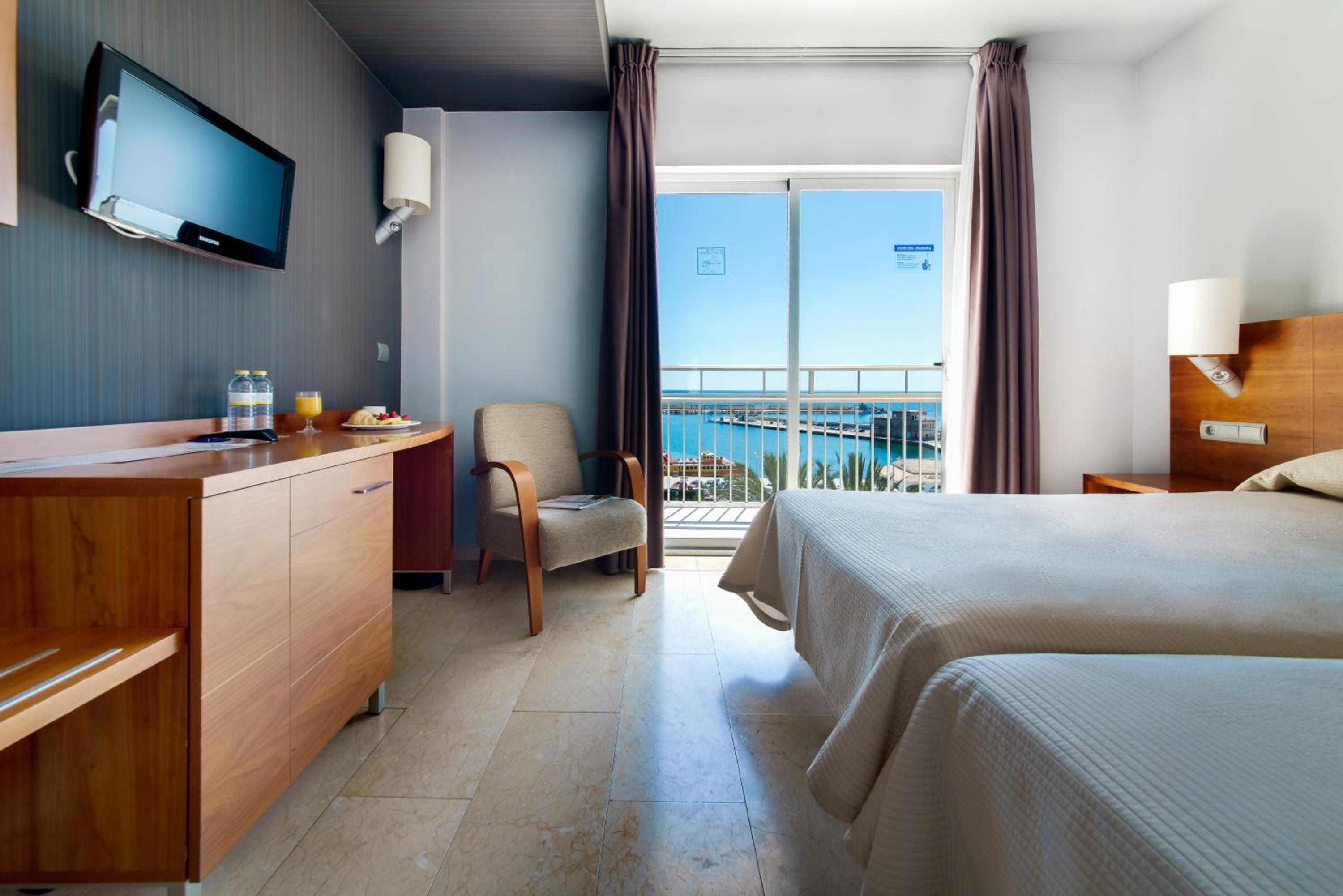 Superior Double or Twin Room with Front Sea View - Photo 6