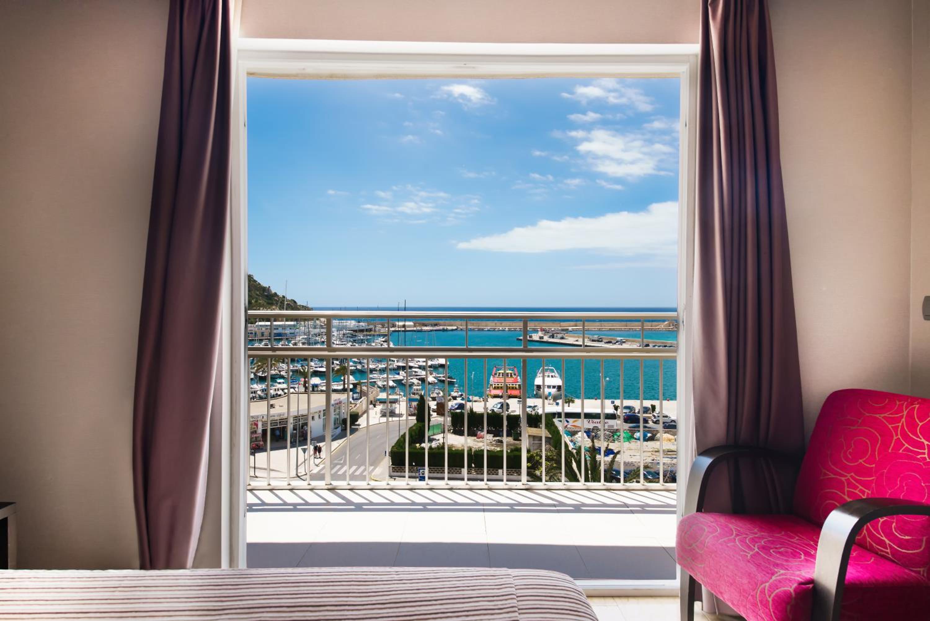 Superior Double or Twin Room with Front Sea View - Photo 11