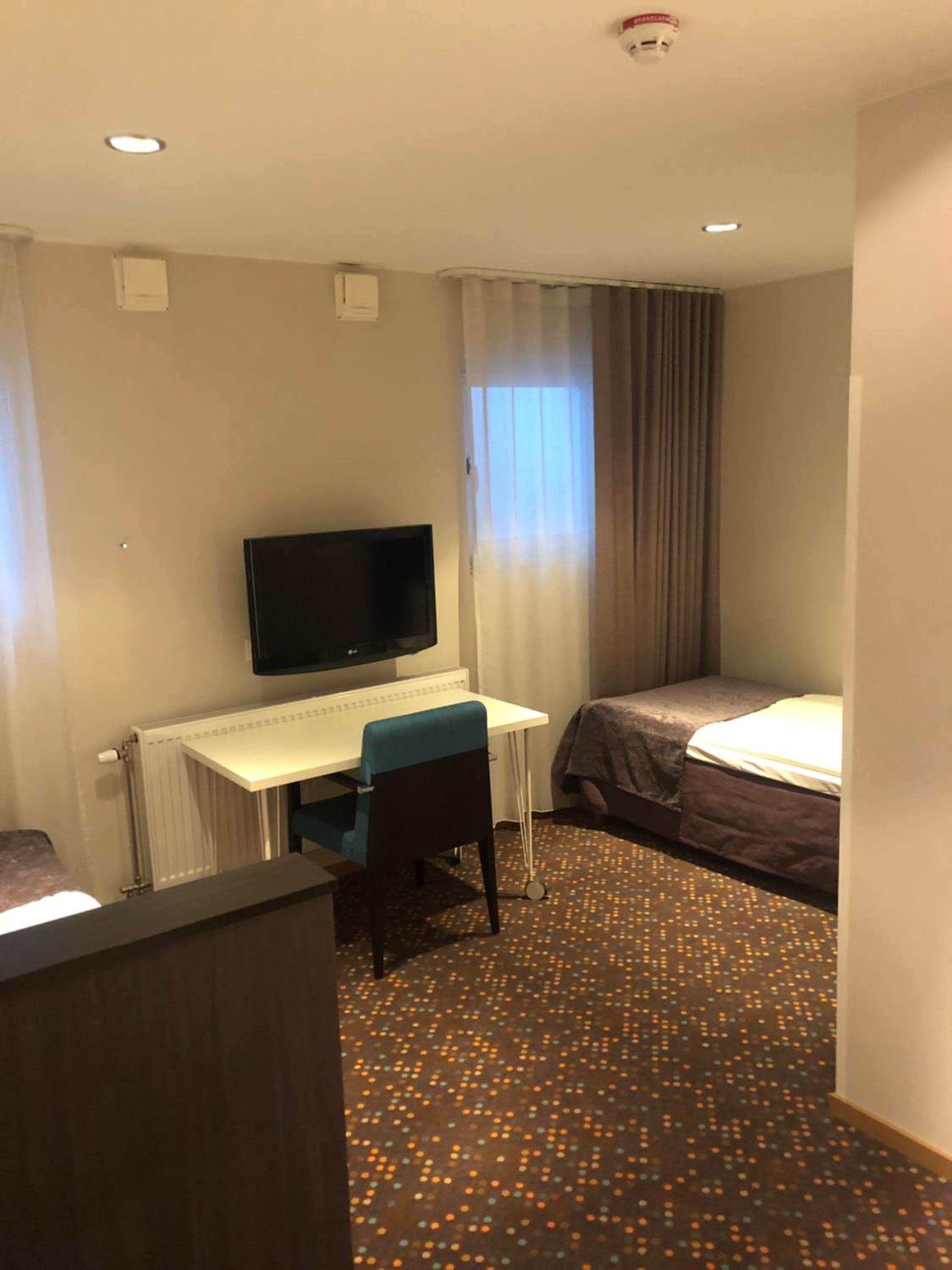 Small Twin Room - Photo 4