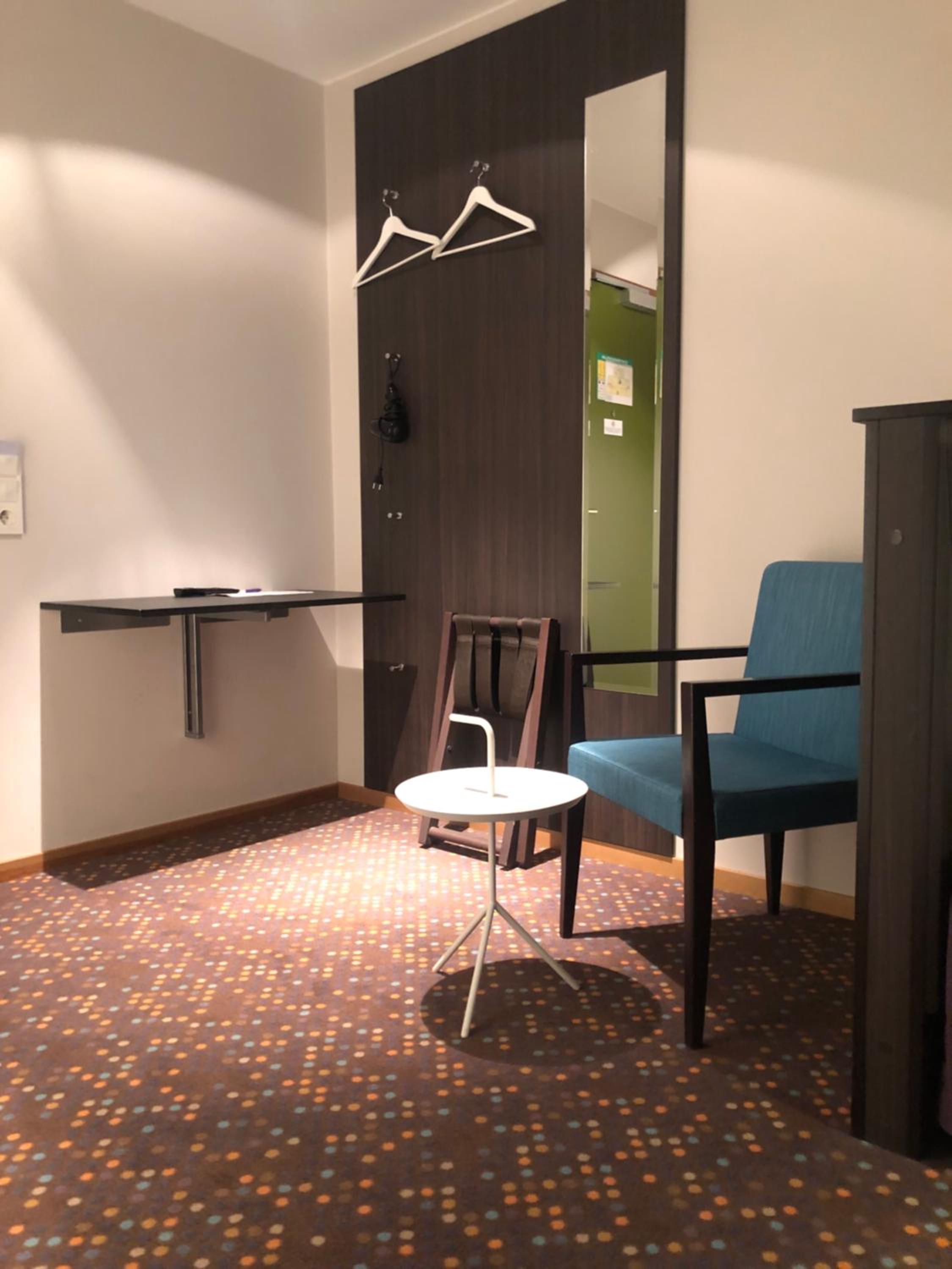 Small Twin Room - Photo 3