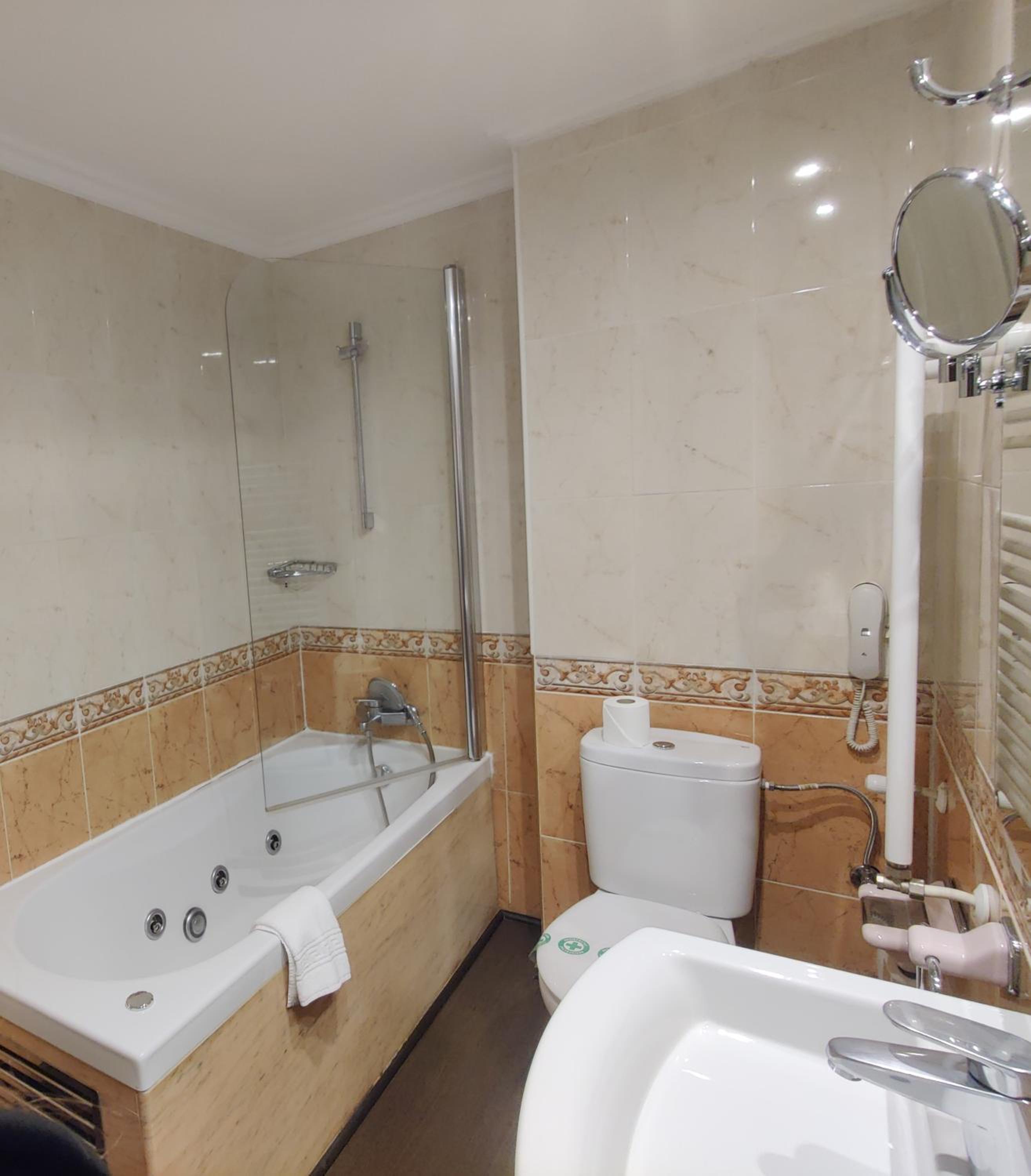 Double or Twin Room - Photo 8