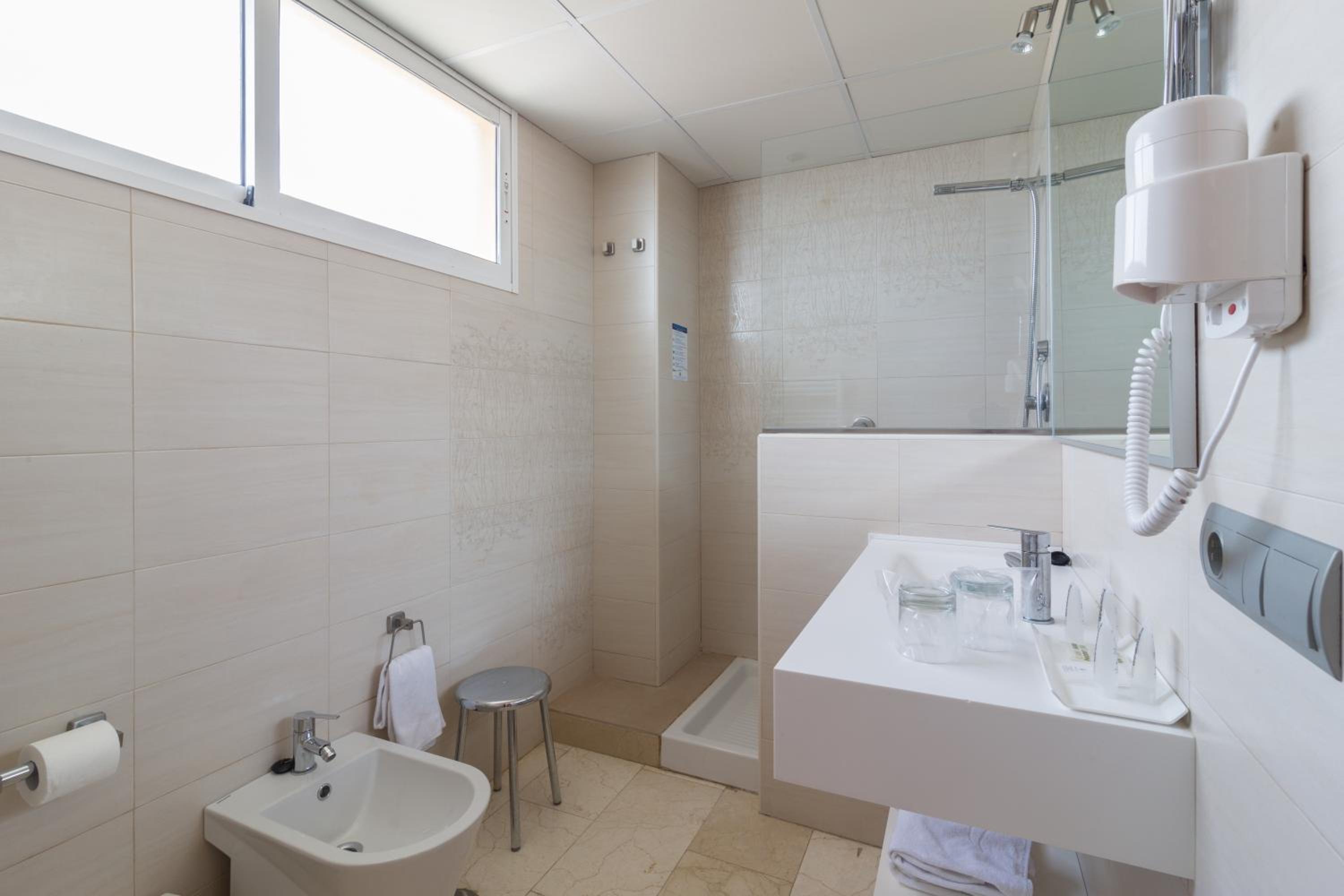Superior Double or Twin Room with Front Sea View - Photo 3