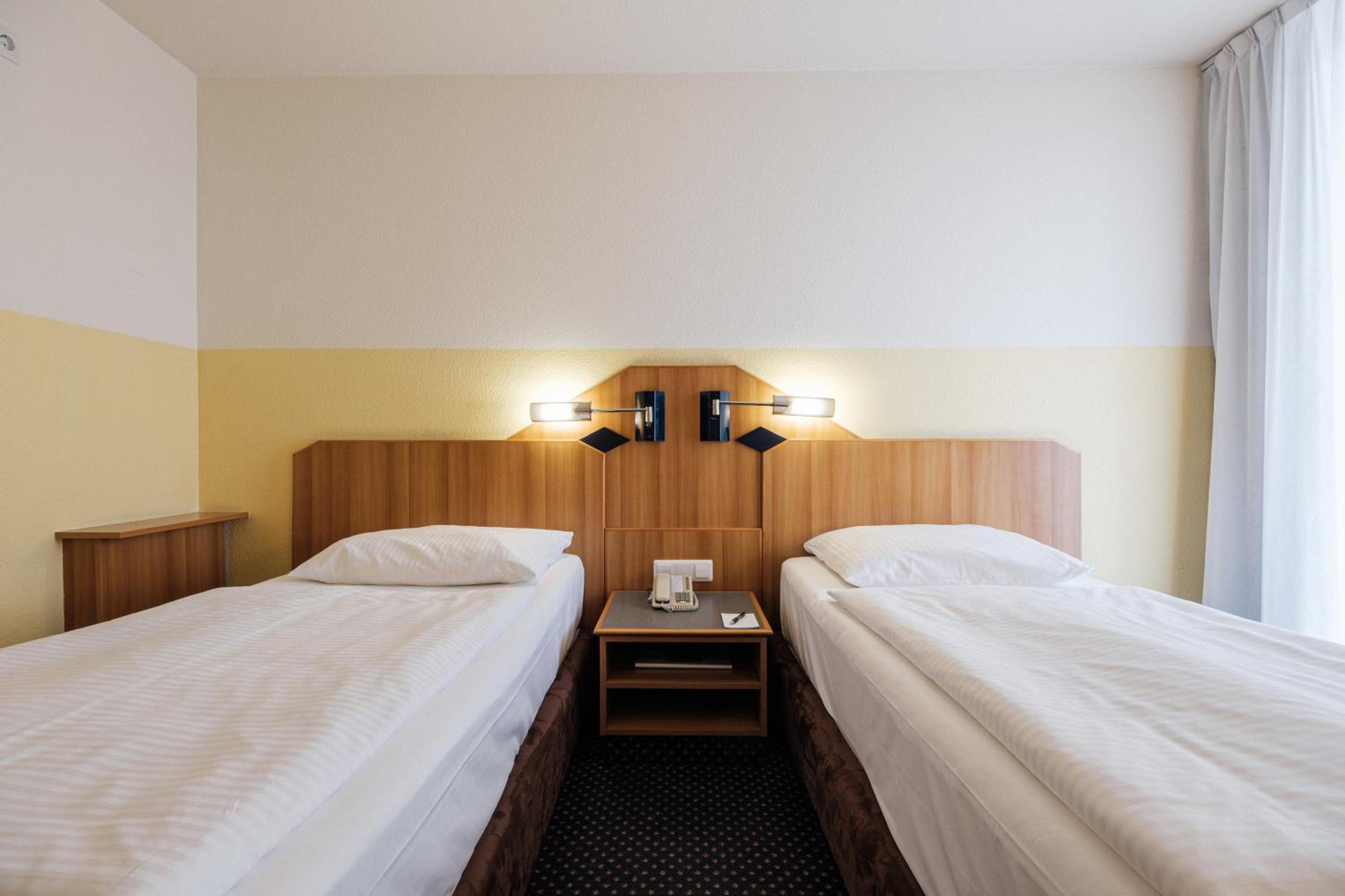 Economy Twin Room - Photo 2
