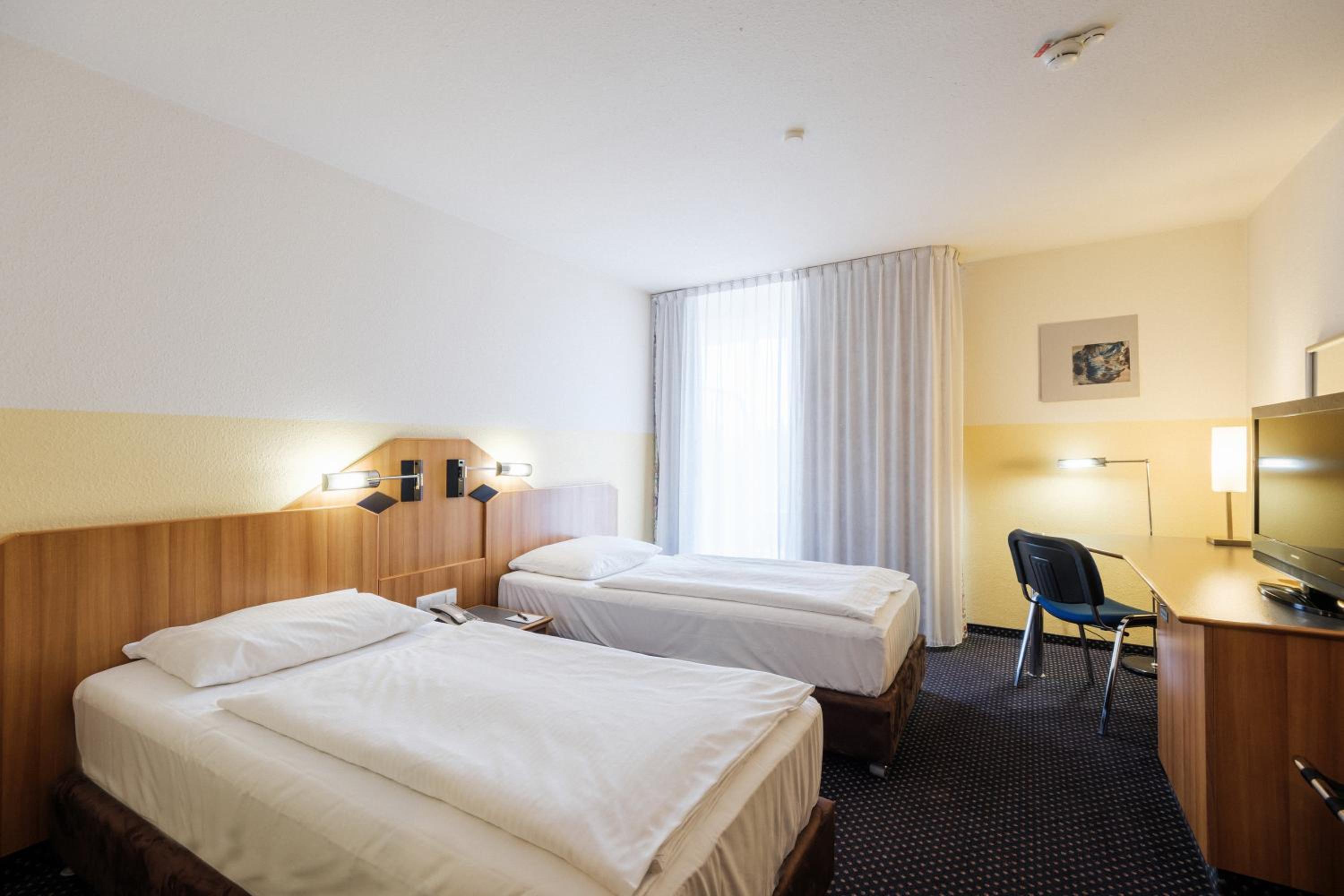 Economy Twin Room - Photo 7