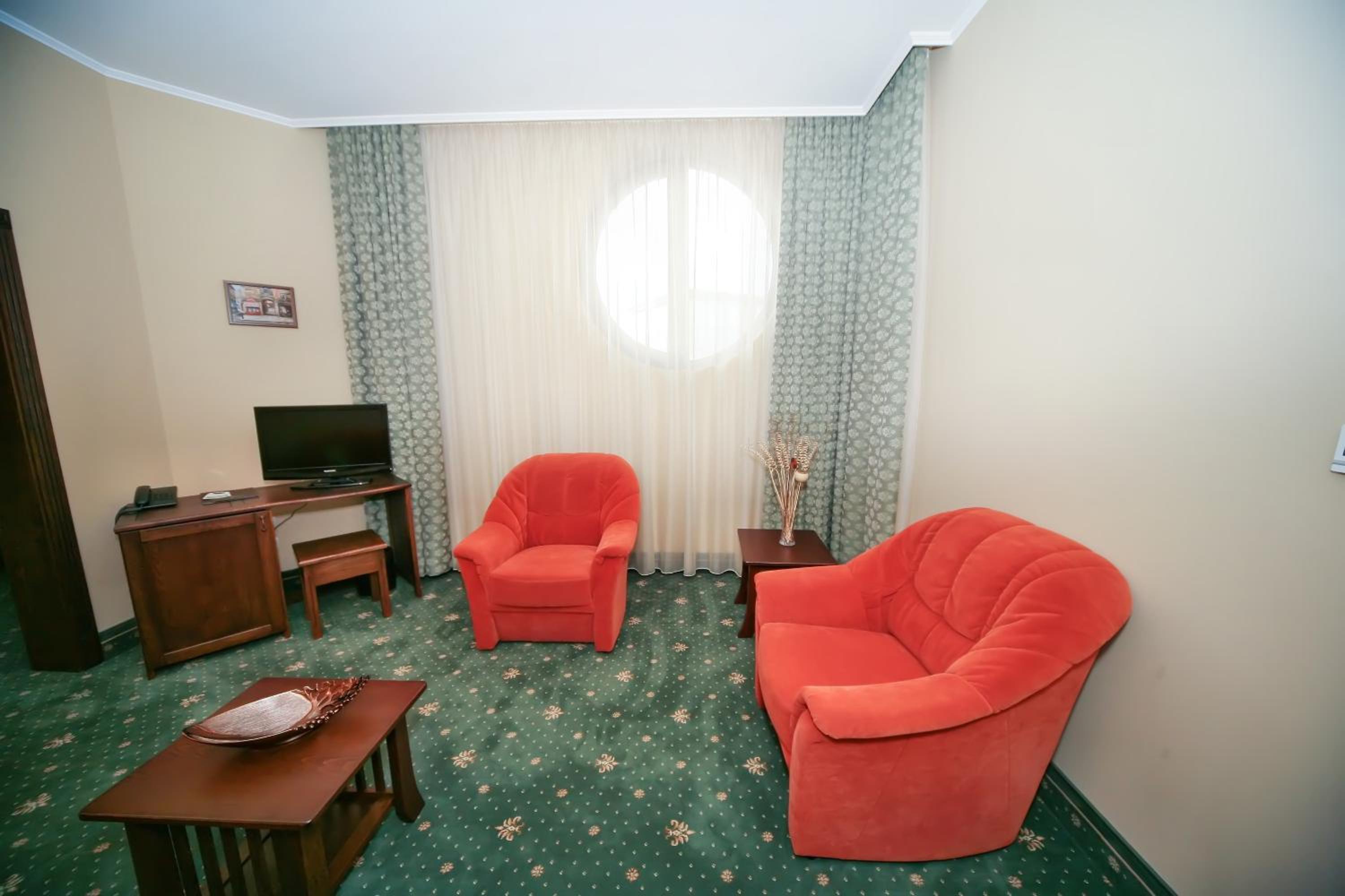 One-Bedroom Suite with Balcony photo 2