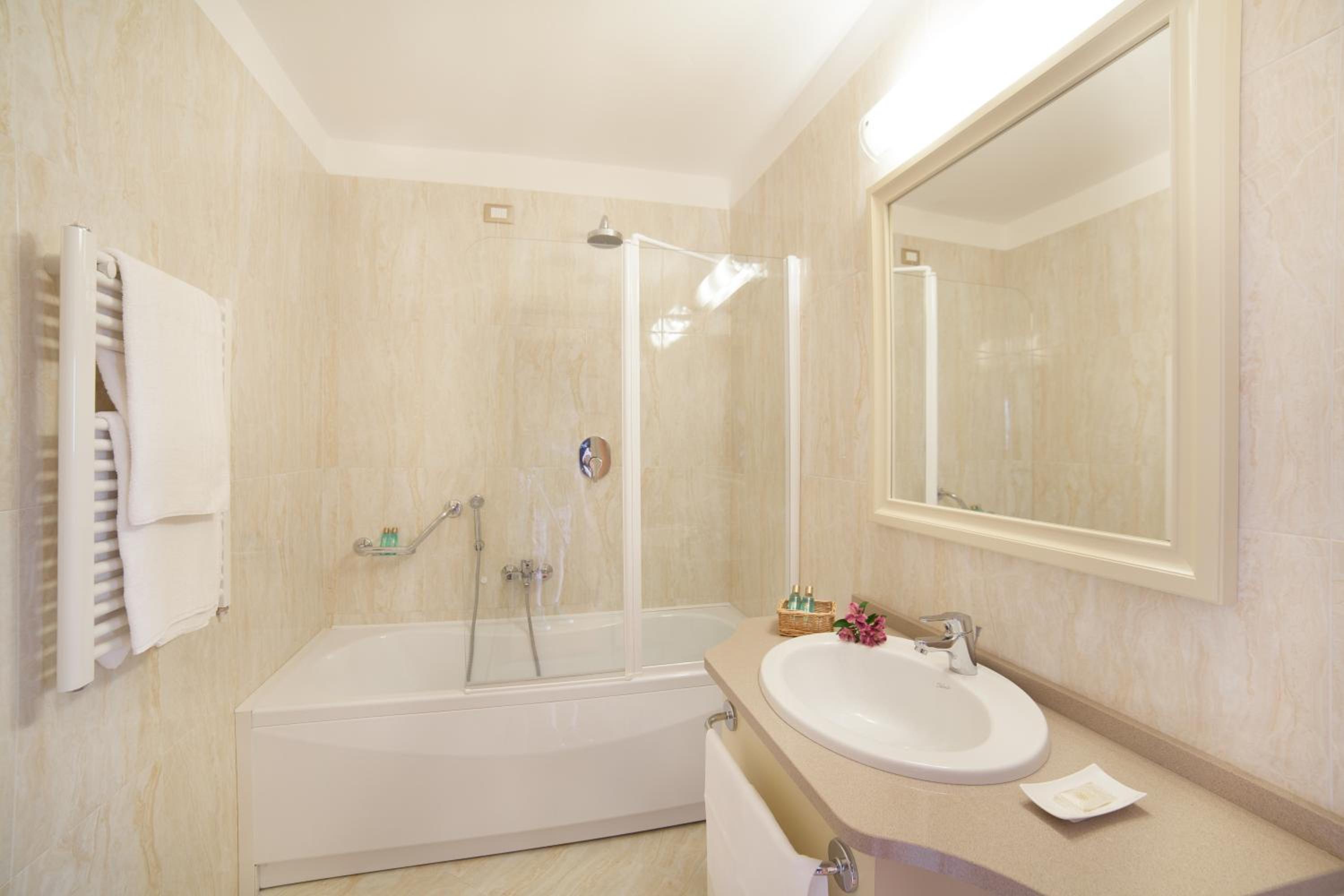 Double Room with Balcony and Lake View photo 2