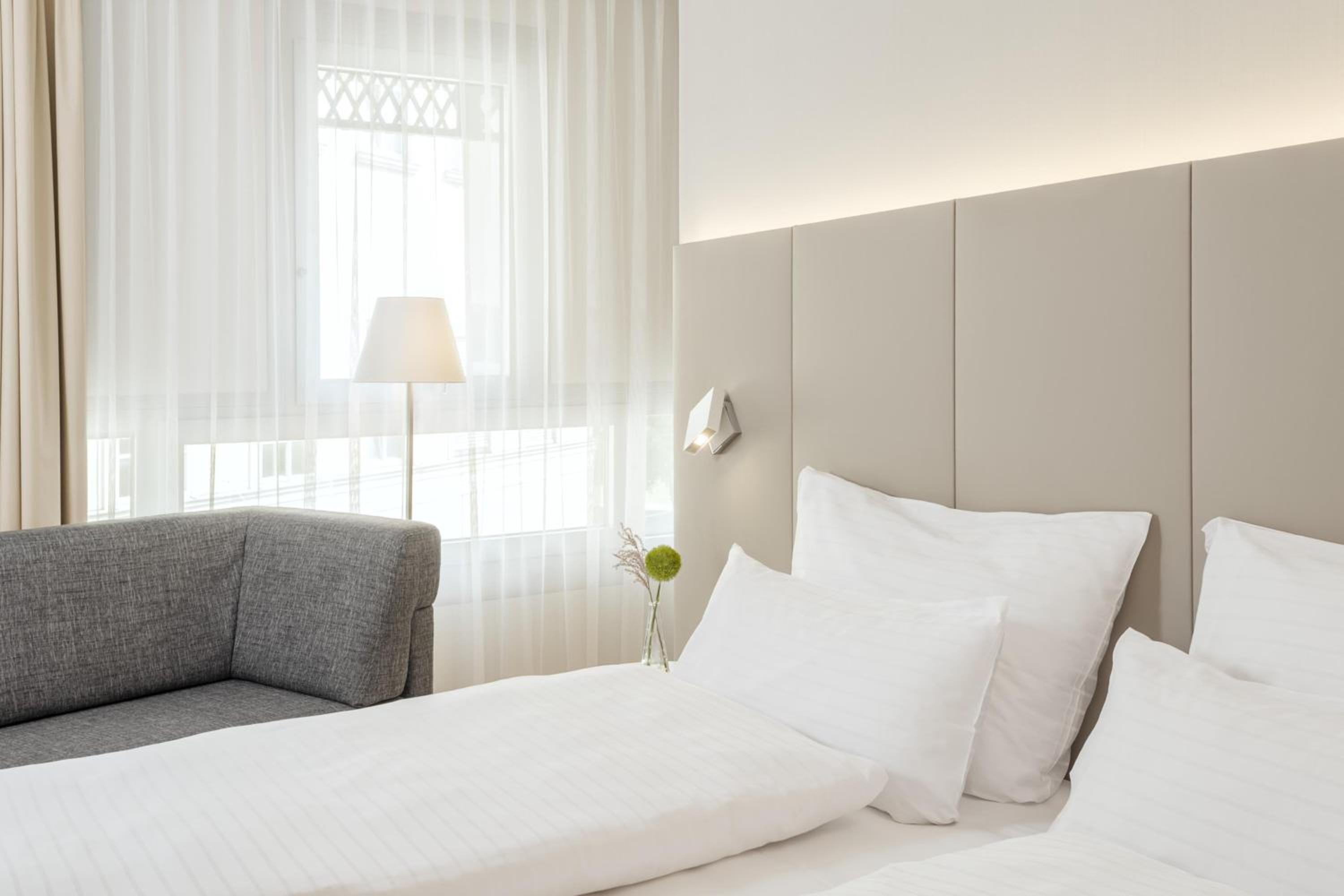 Family View Room thumbnail 5