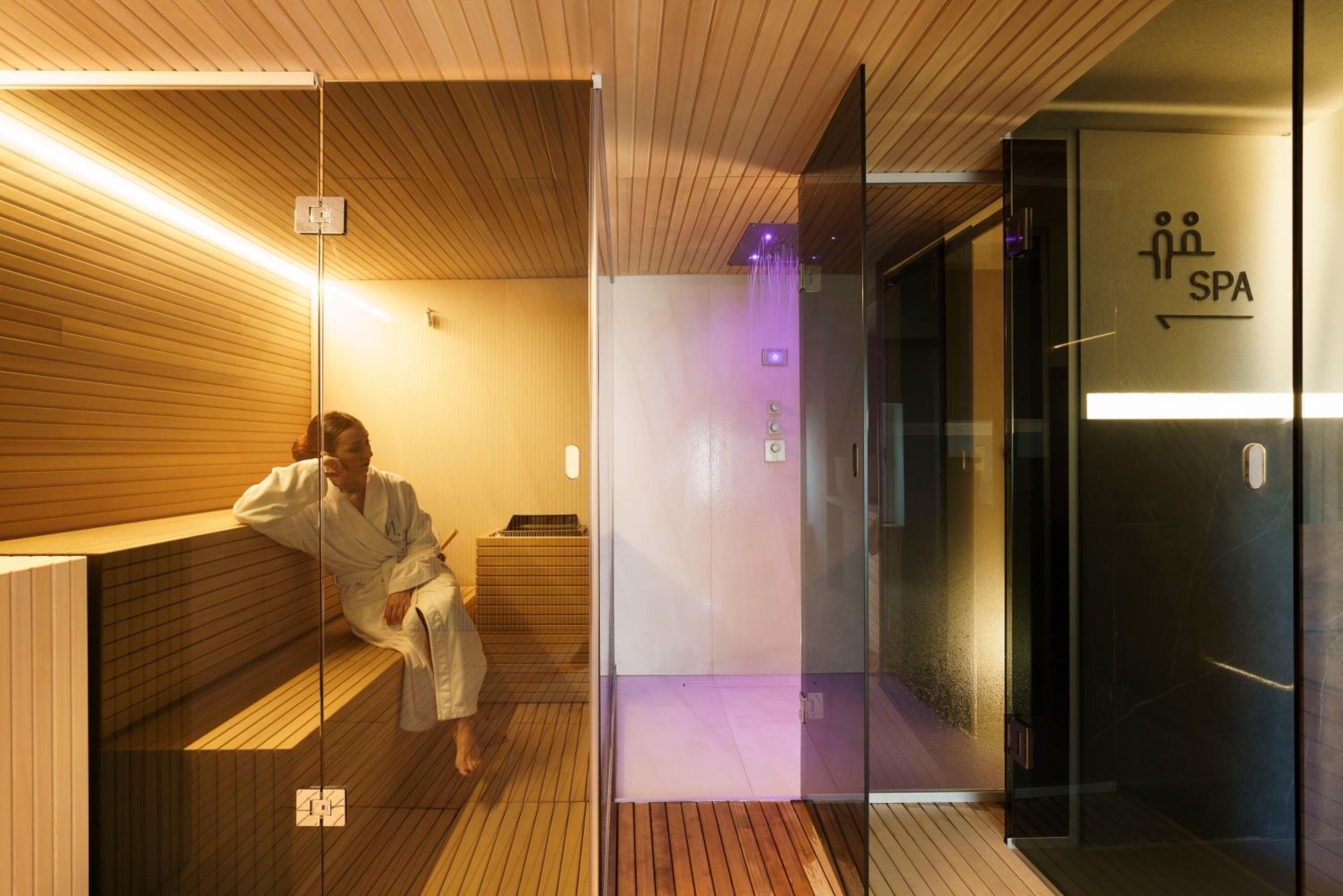Deluxe King Room - Photo 13