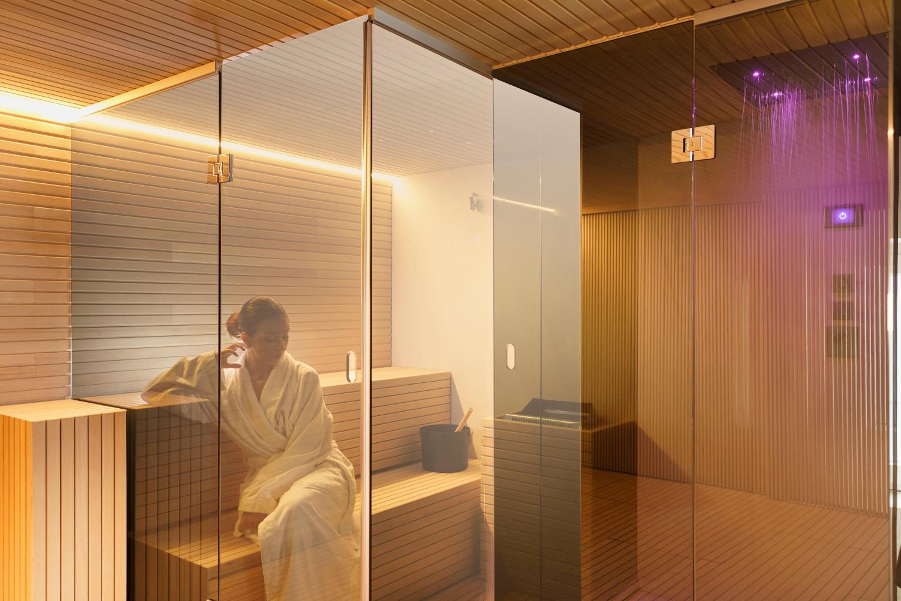Deluxe King Room - Photo 16