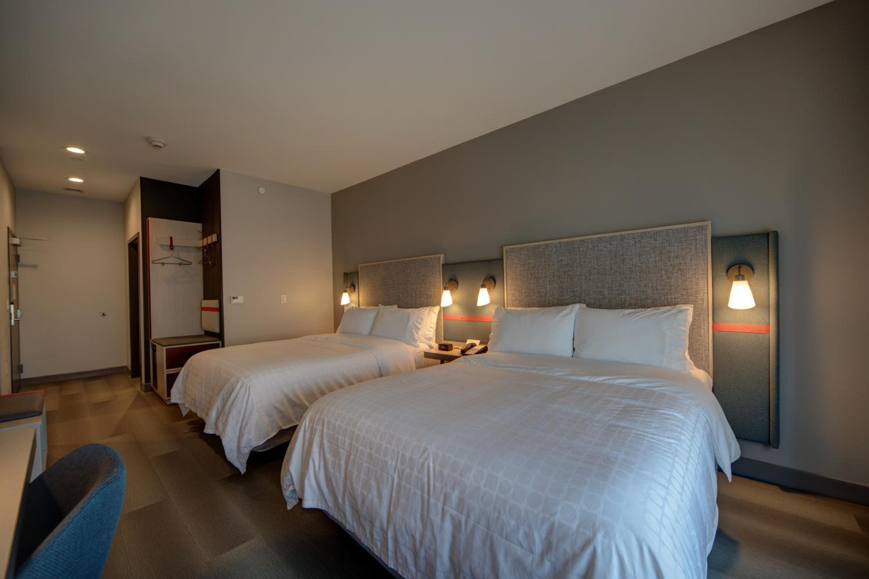 Standard Queen Room with Two Queen Beds - Photo 4