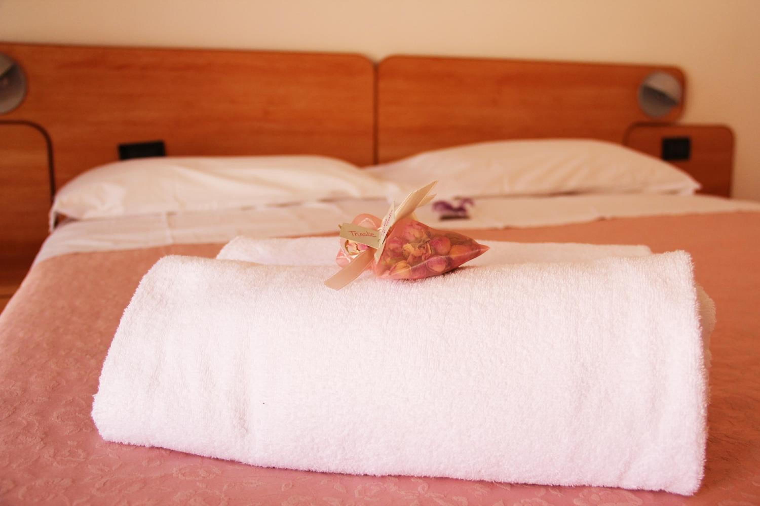 Double Room - Photo 7