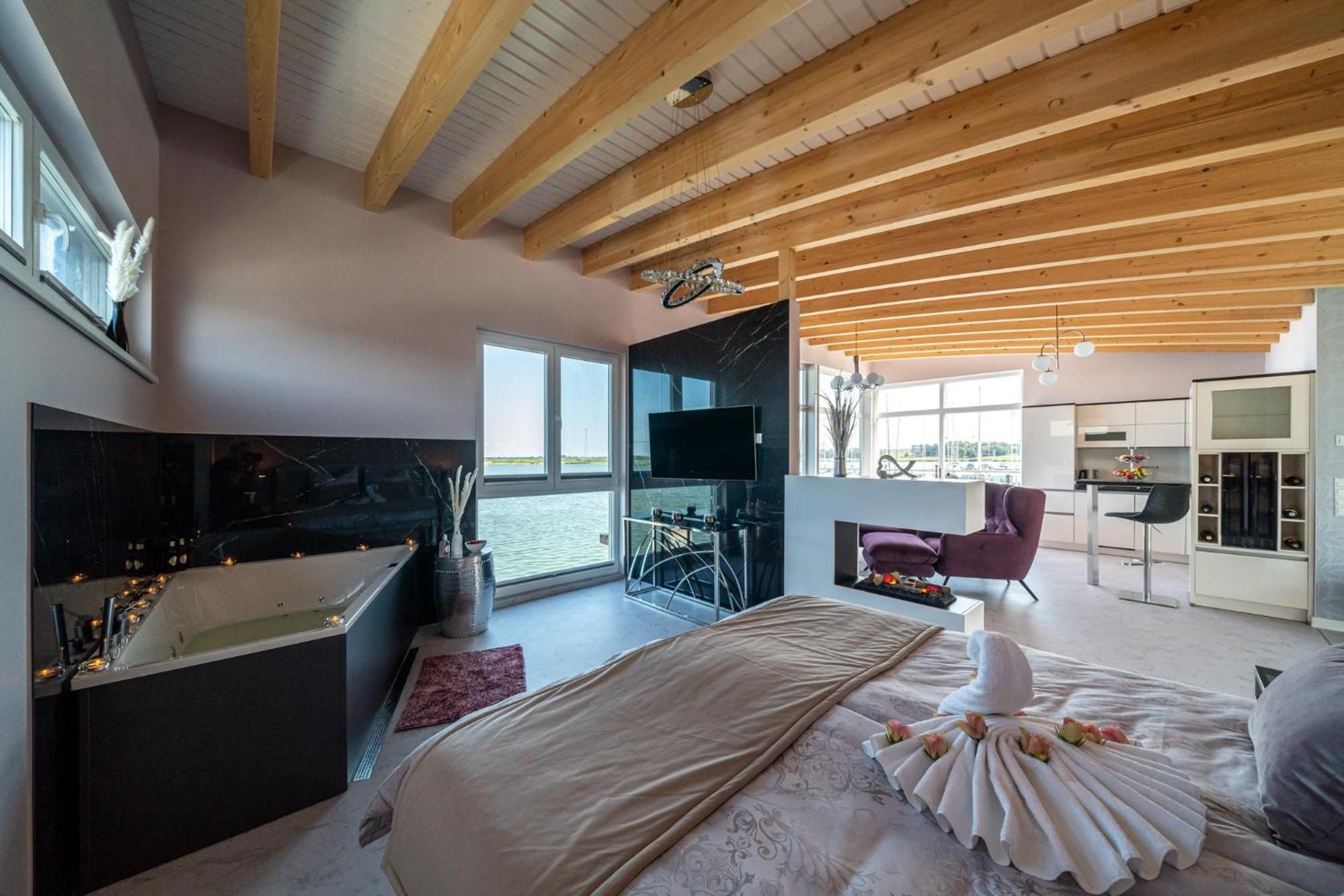 Suite with Lake View - Photo 1