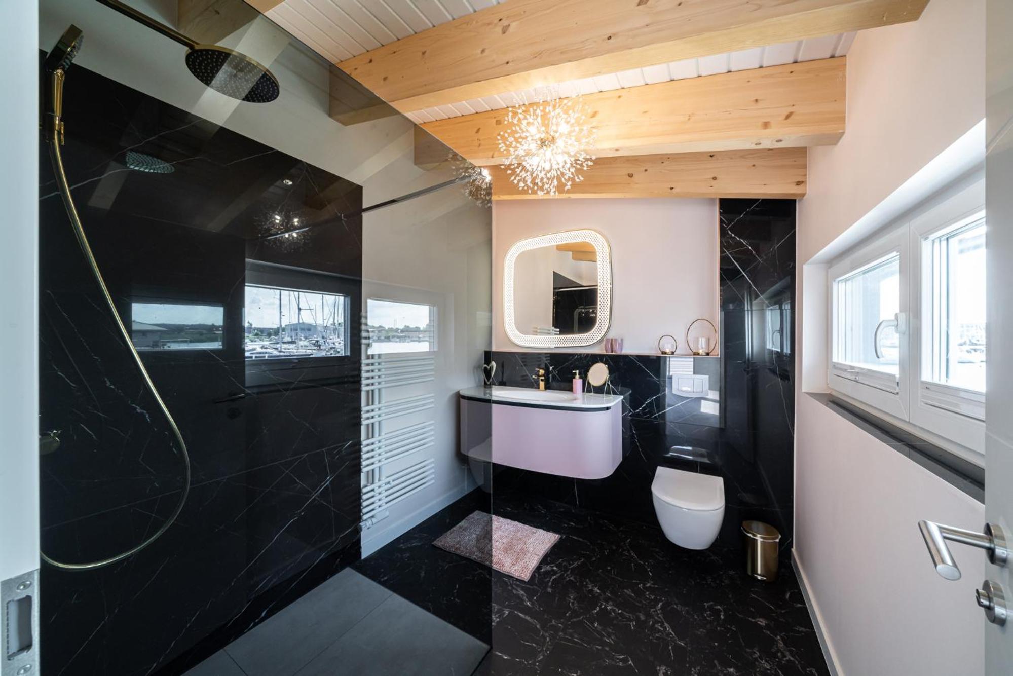 Suite with Lake View - Photo 5