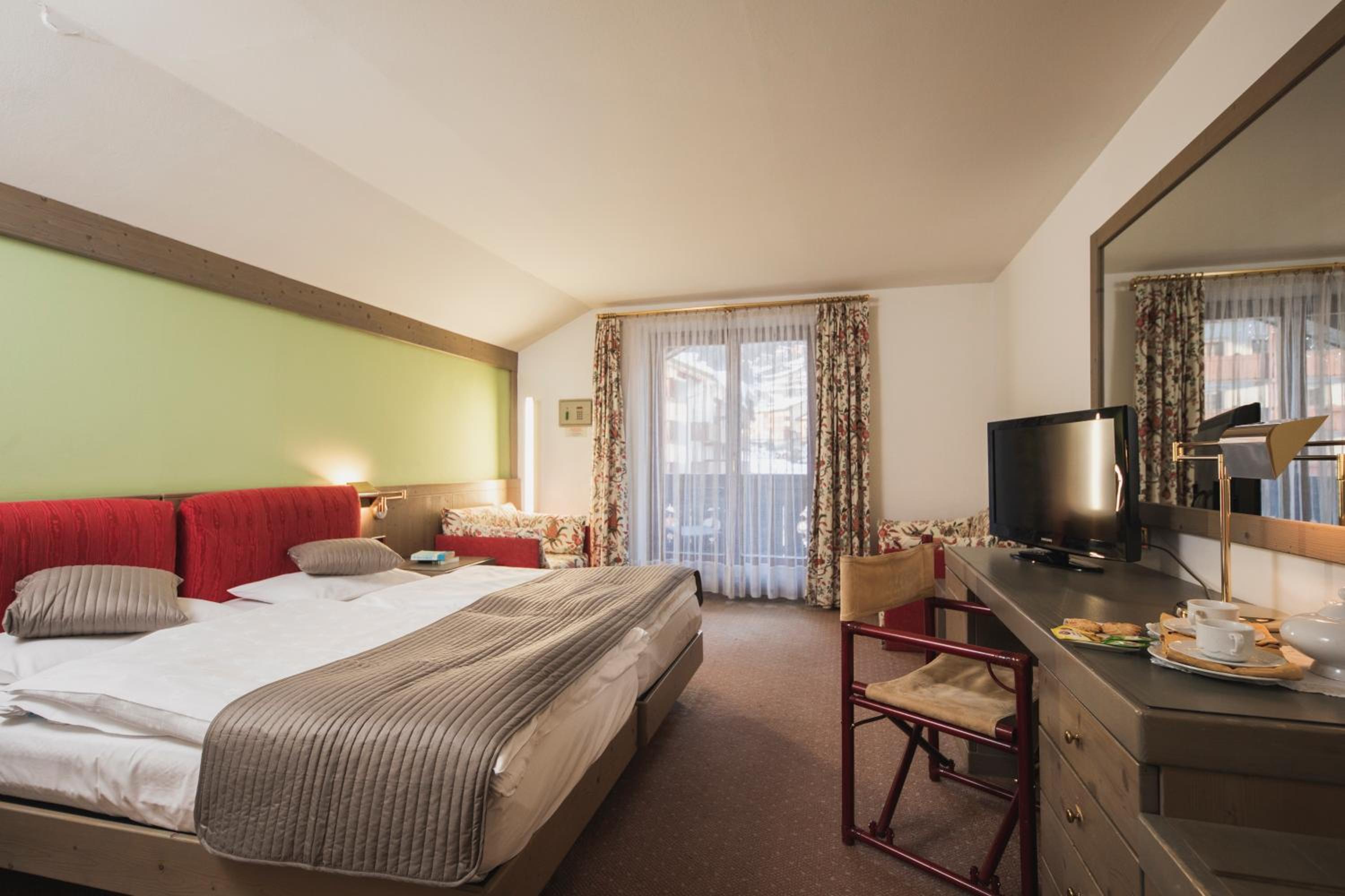 Double or Twin Room with Balcony - Photo 2