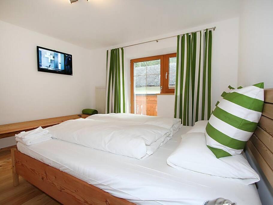 Five-Bedroom House photo 1