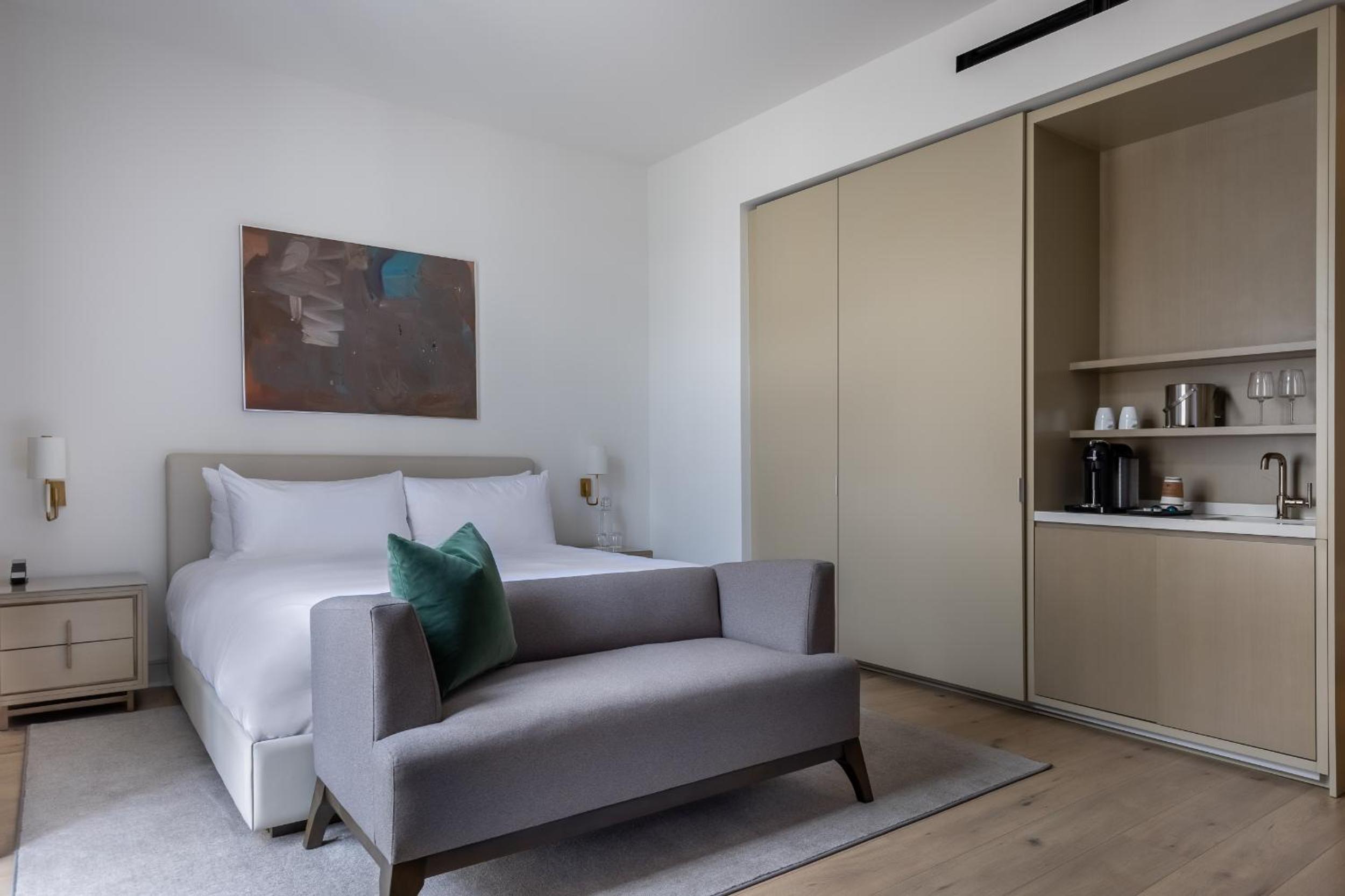 Tower Luxury King - Photo 1