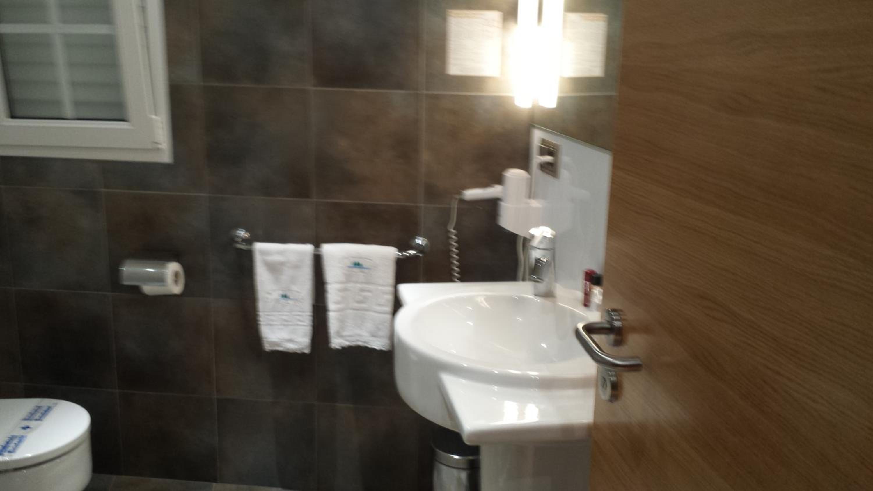 Double or Twin Room - Photo 27