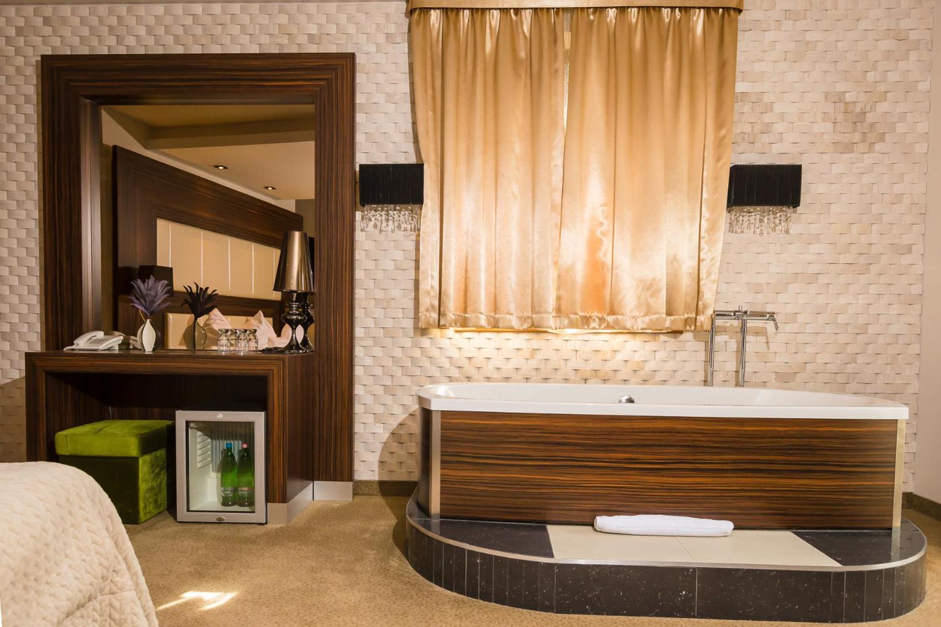 Deluxe Room - Photo 17