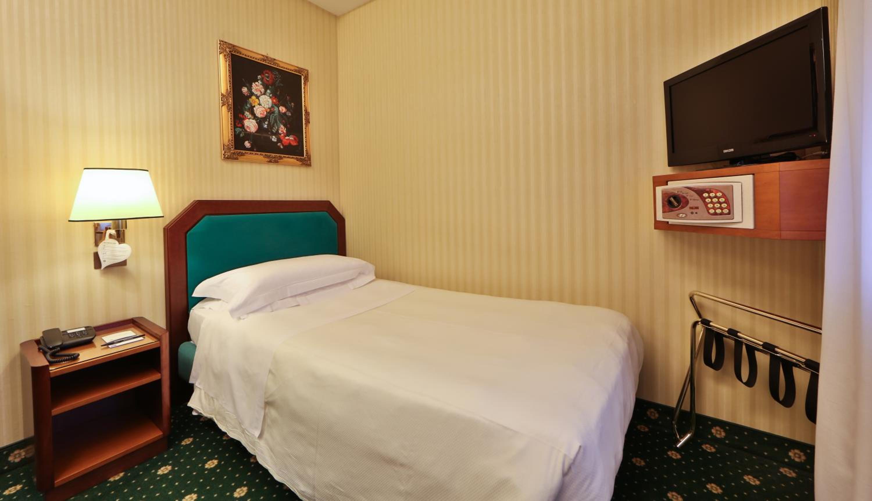 Standard Single Room thumbnail 6