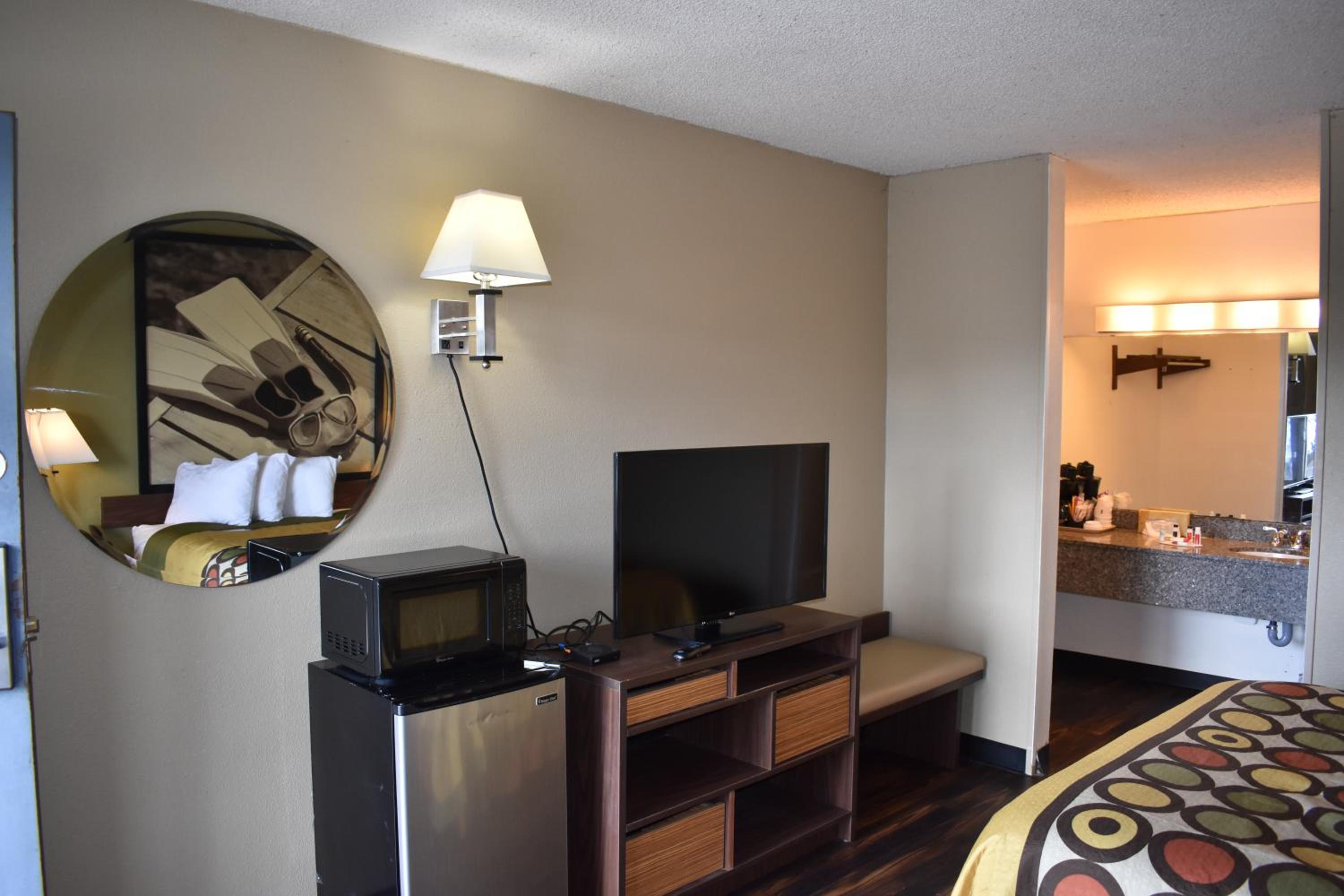 Queen Room - Non-Smoking - Photo 1