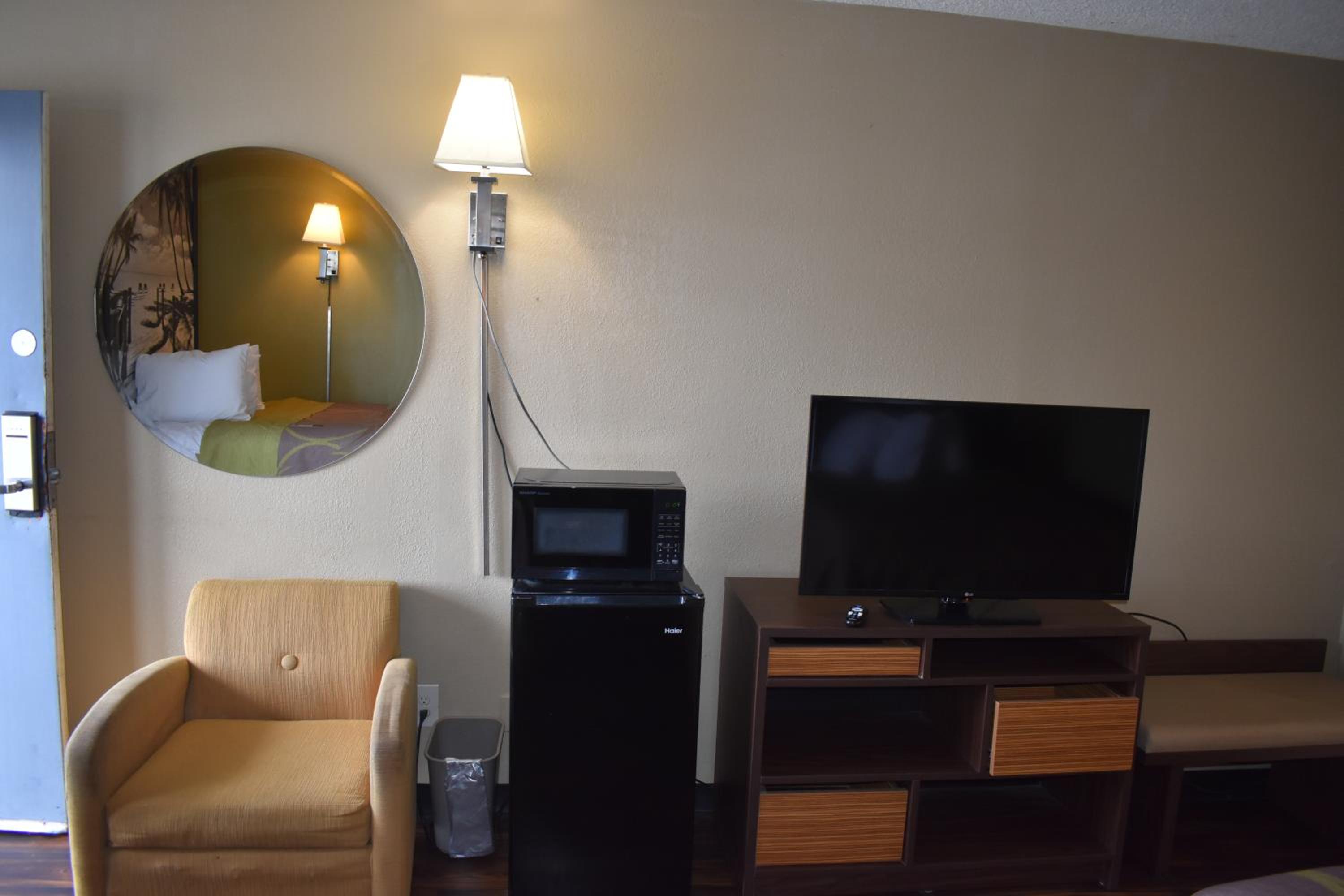 King Room - Non-Smoking - Photo 1