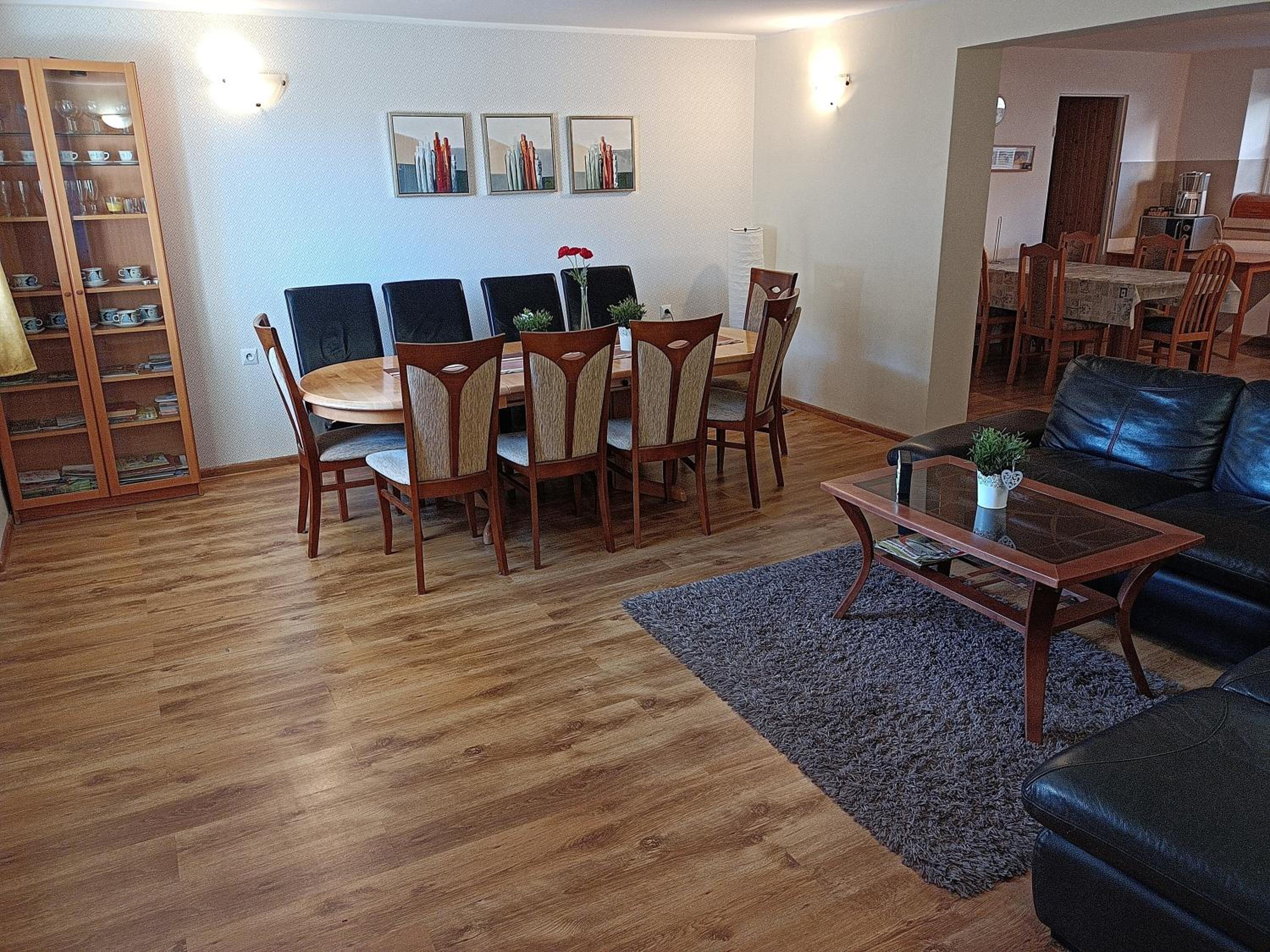 Five-Bedroom House photo 3