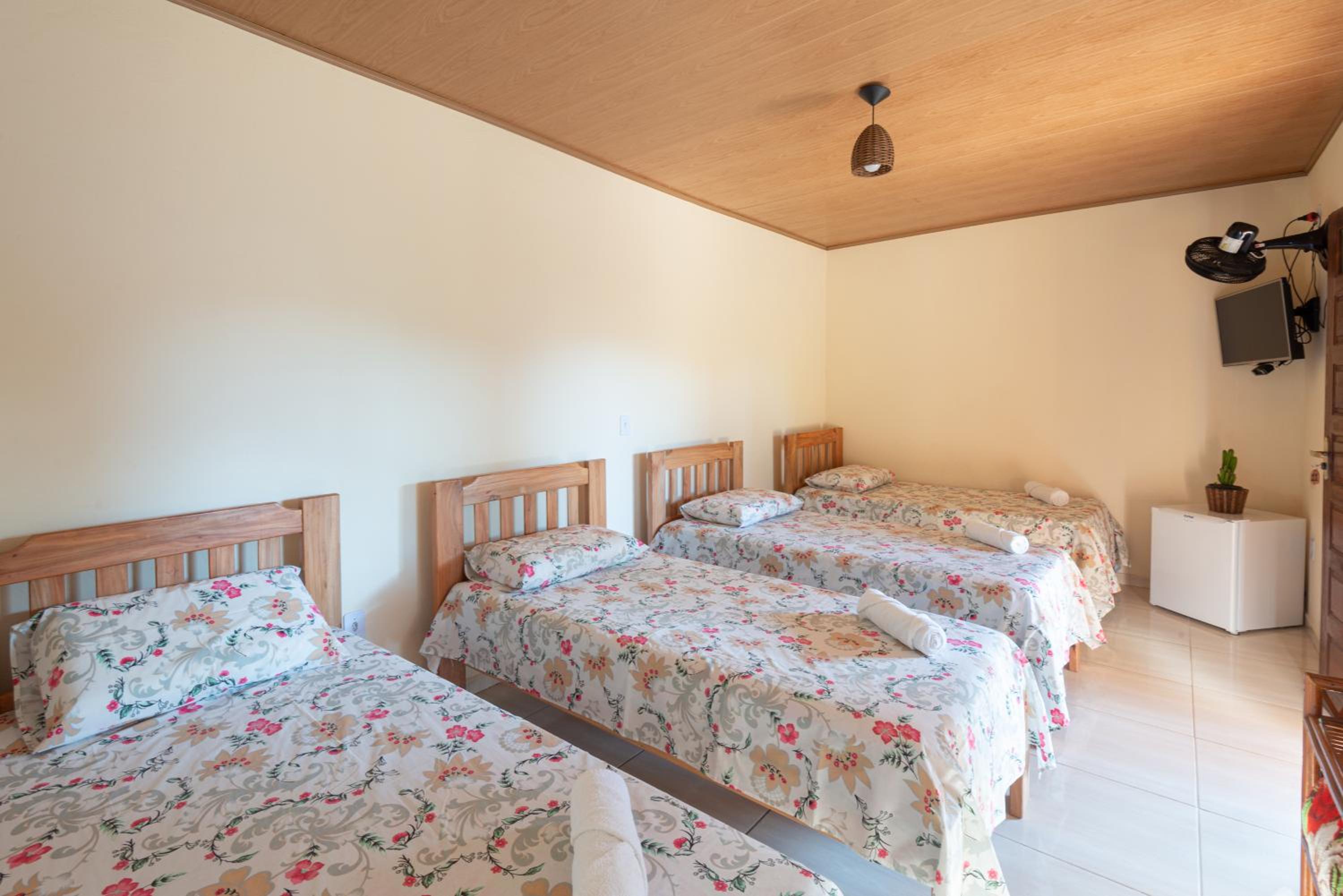 Quadruple Room with Balcony - Photo 3