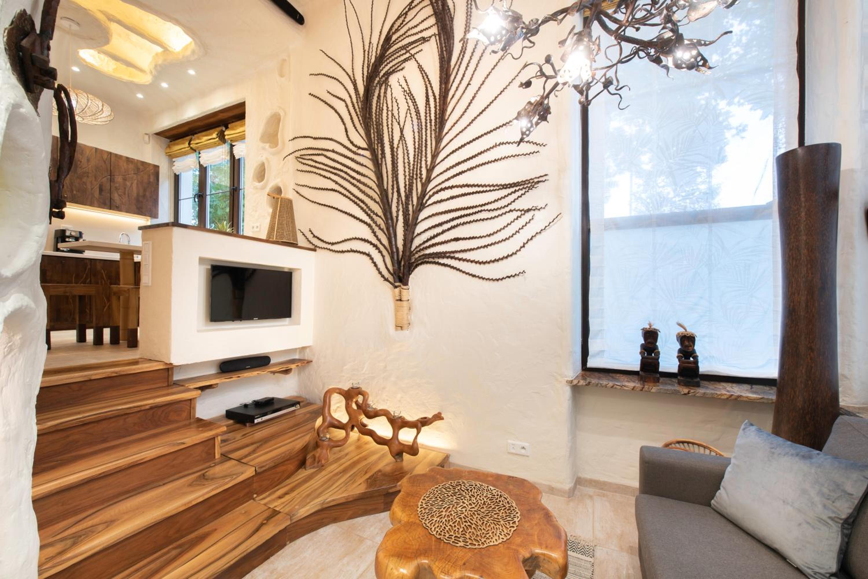 Two-Level Luxury Studio Apartment with Spa Bath - 1 Odona Bujwida Street