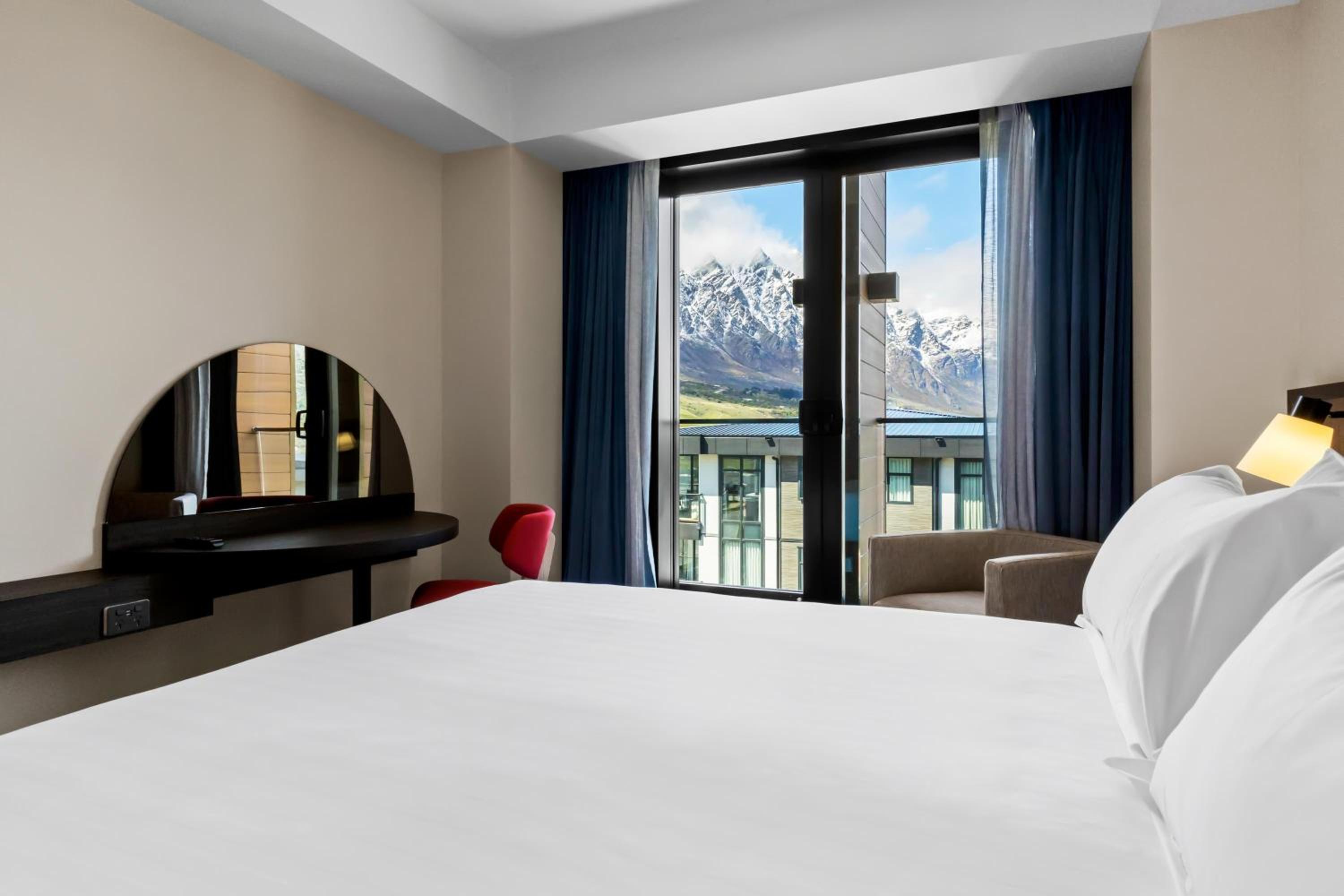 Standard King Room with Balcony and Mountain View - Photo 9