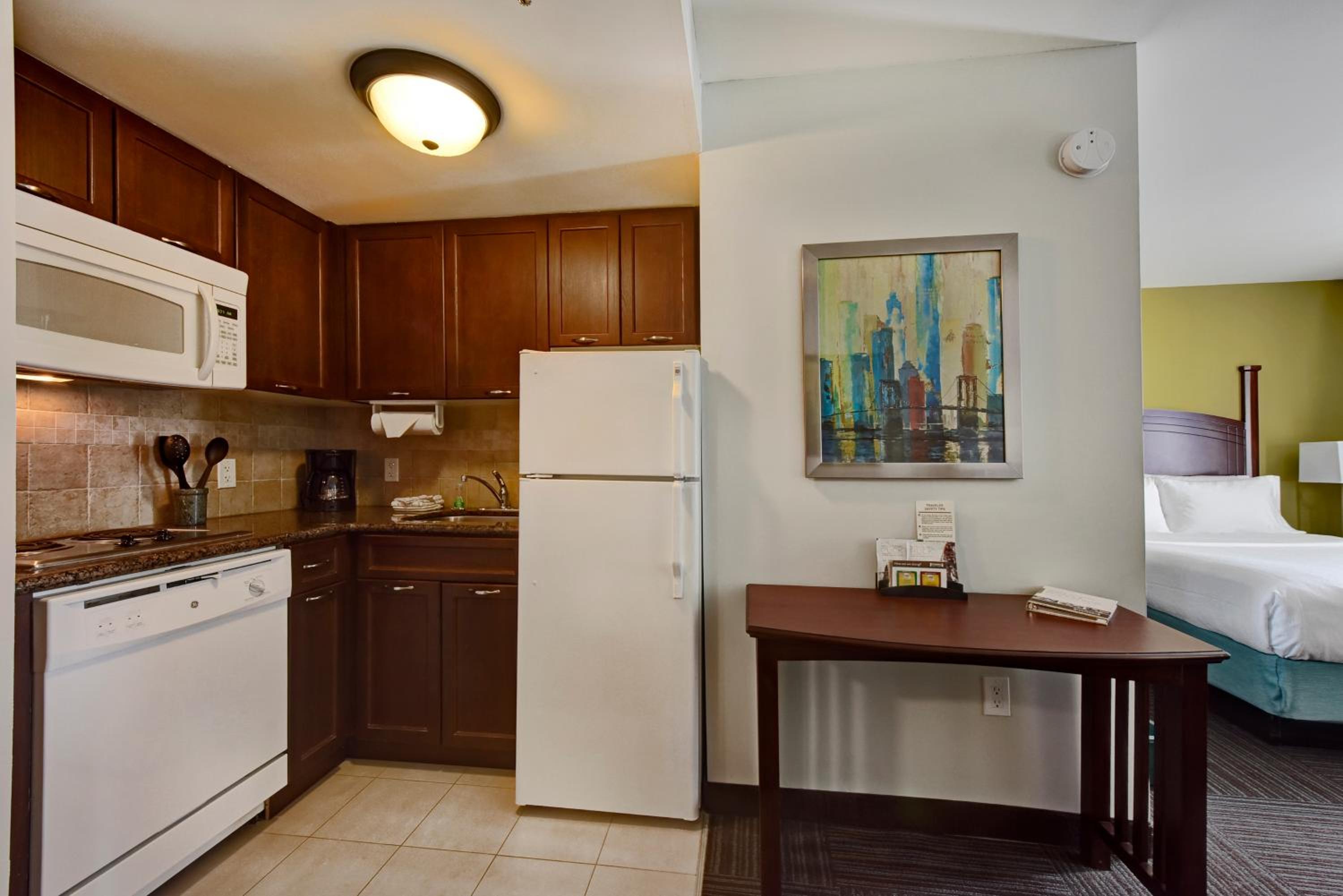 Studio Queen Suite with Kitchen