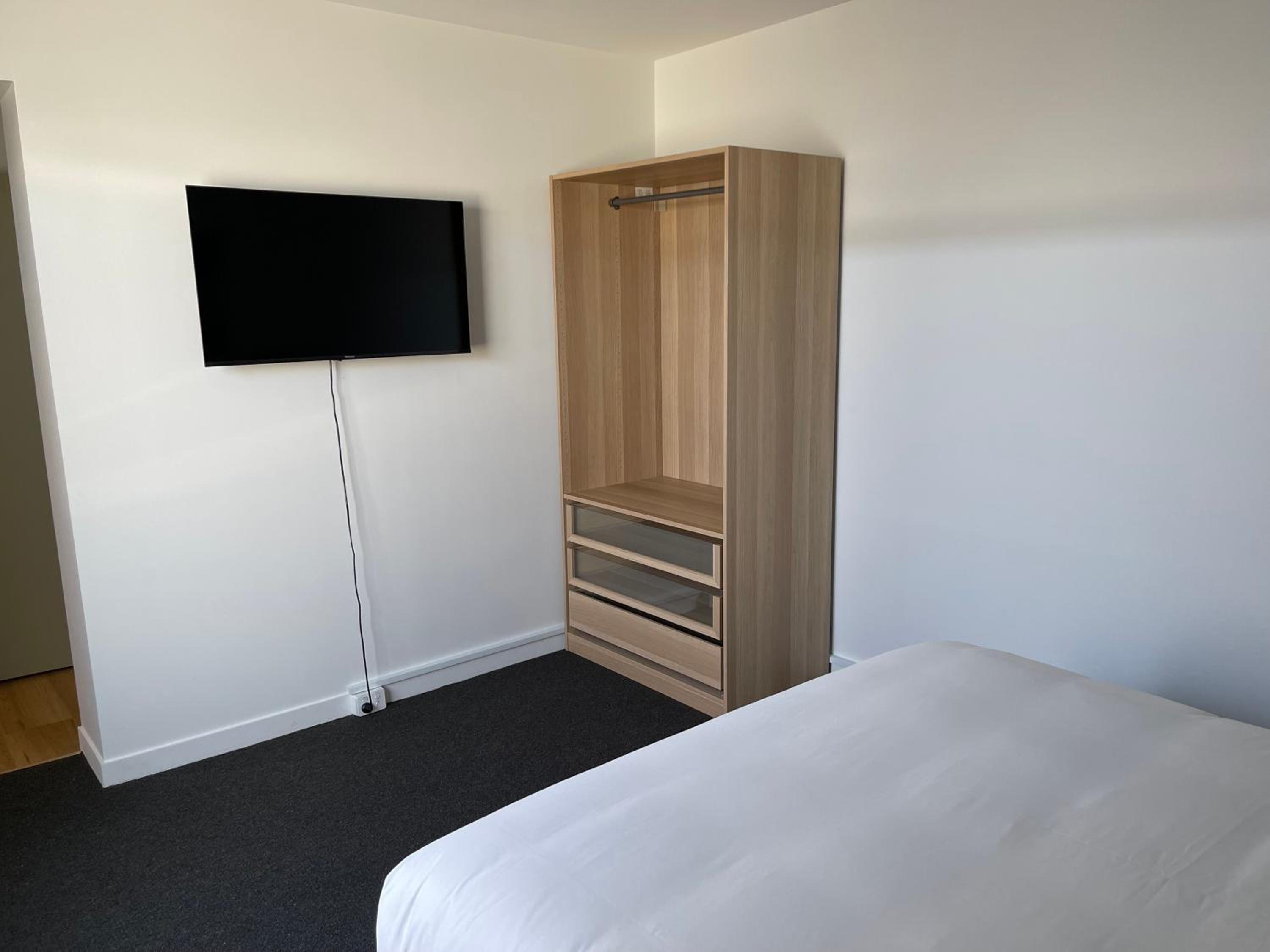 Queen Room with Ensuite Bathroom photo 2