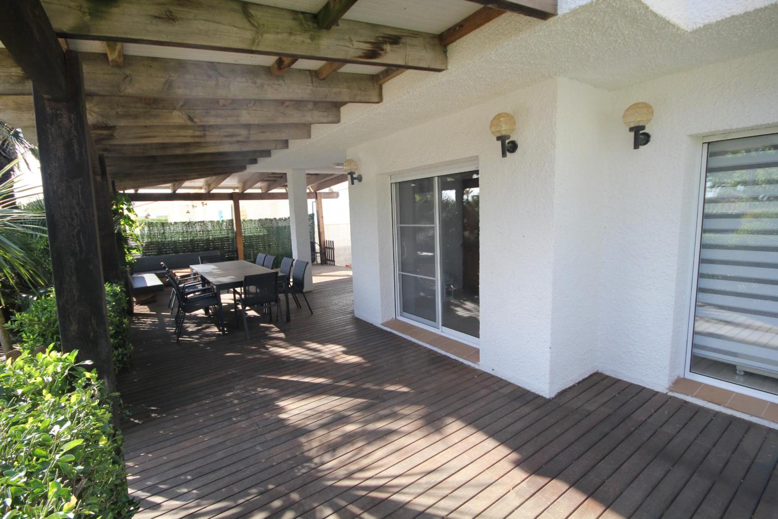 Six-Bedroom House photo 3