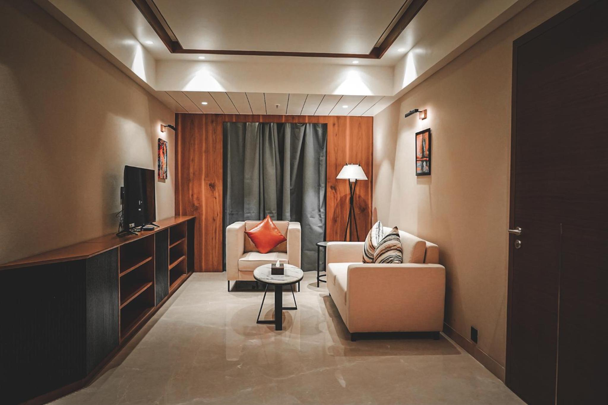 Deluxe King Suite photo 2