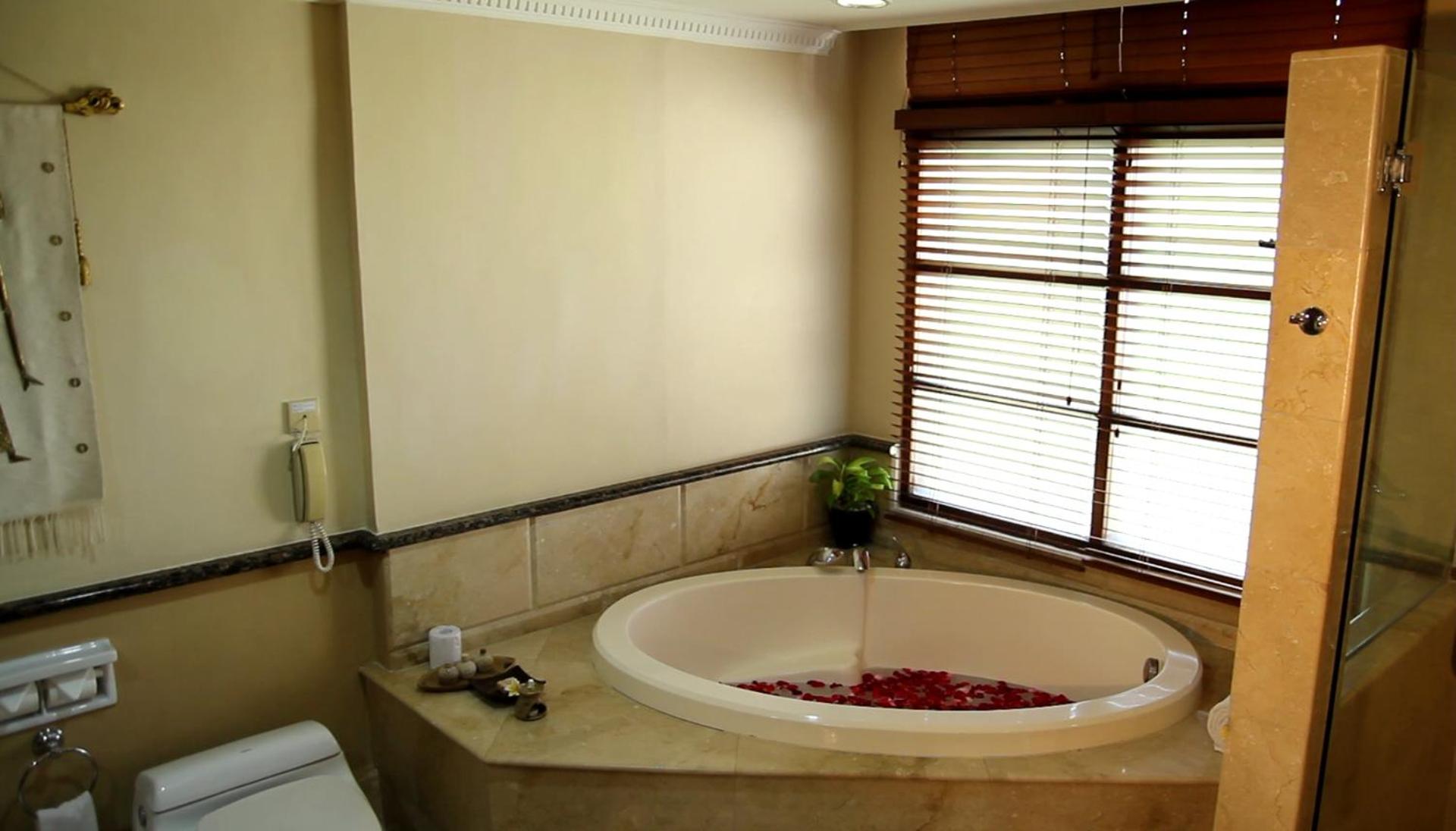 Executive Suite - Photo 4