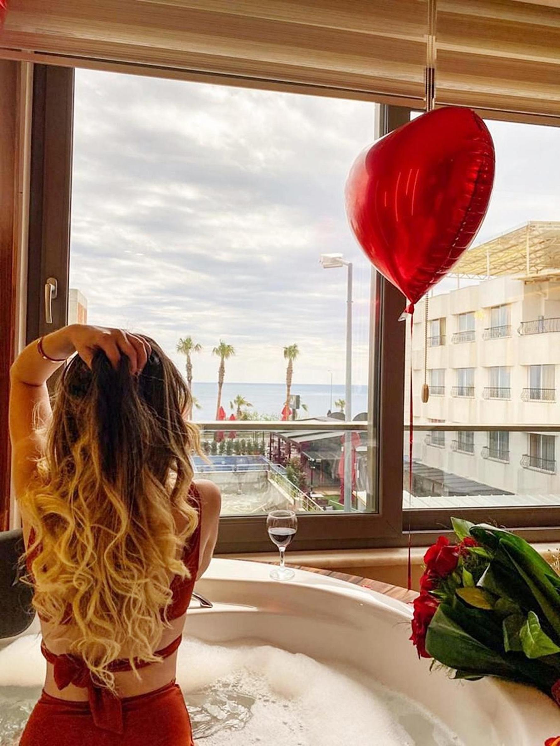 Deluxe Suite with Sea View thumbnail 6