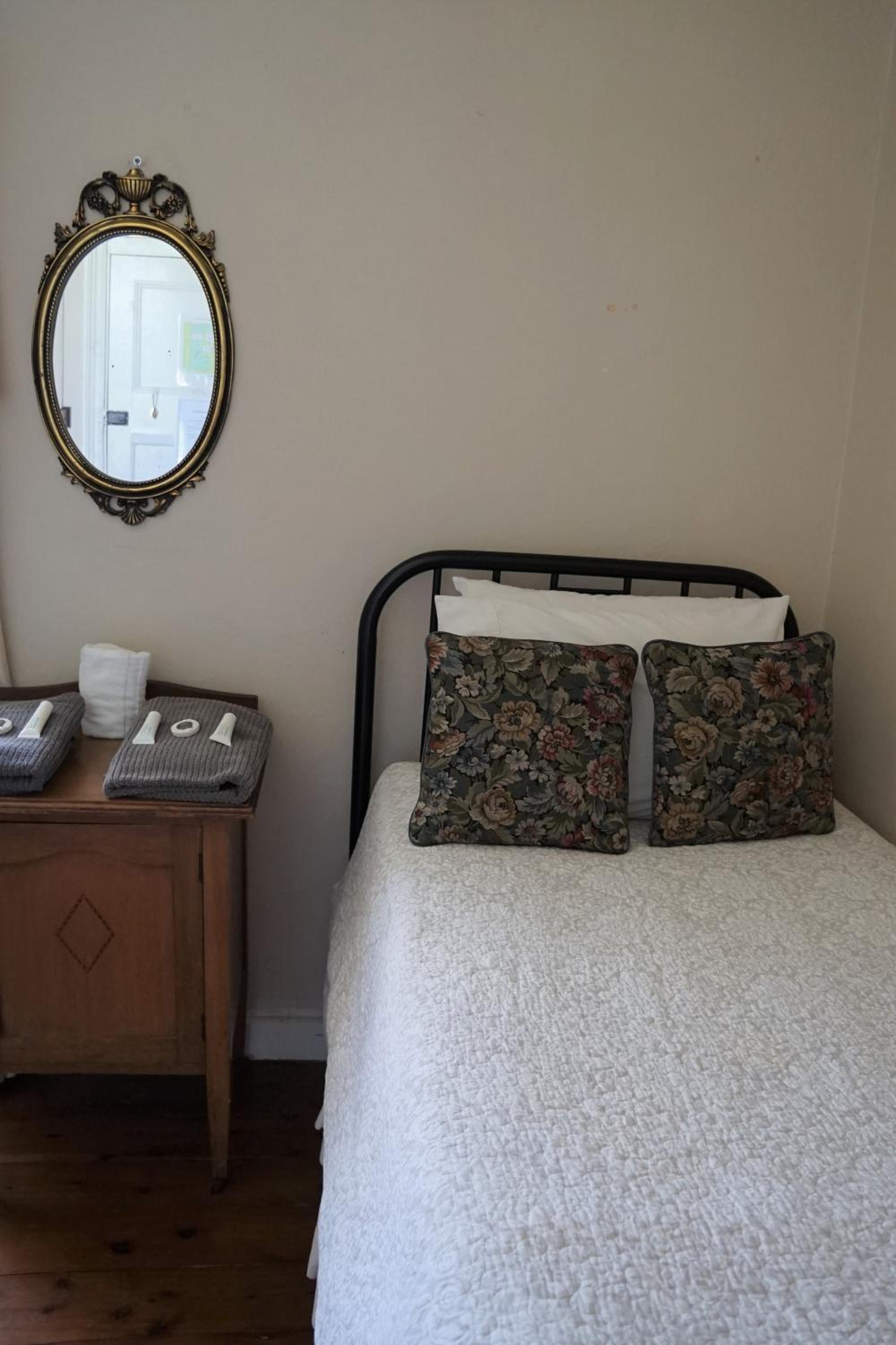 Twin Room with Shared Bathroom photo 3