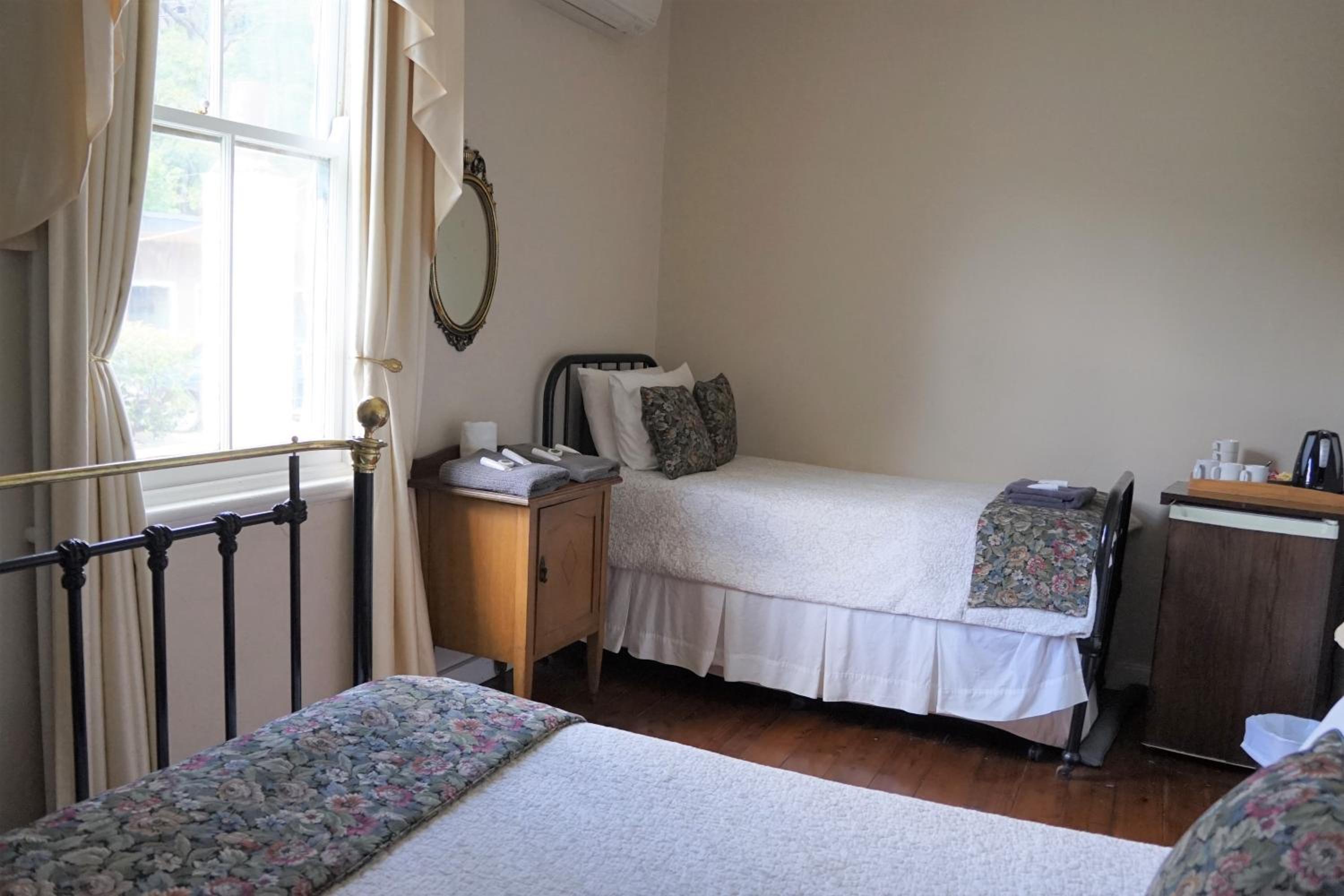 Twin Room with Shared Bathroom photo 1