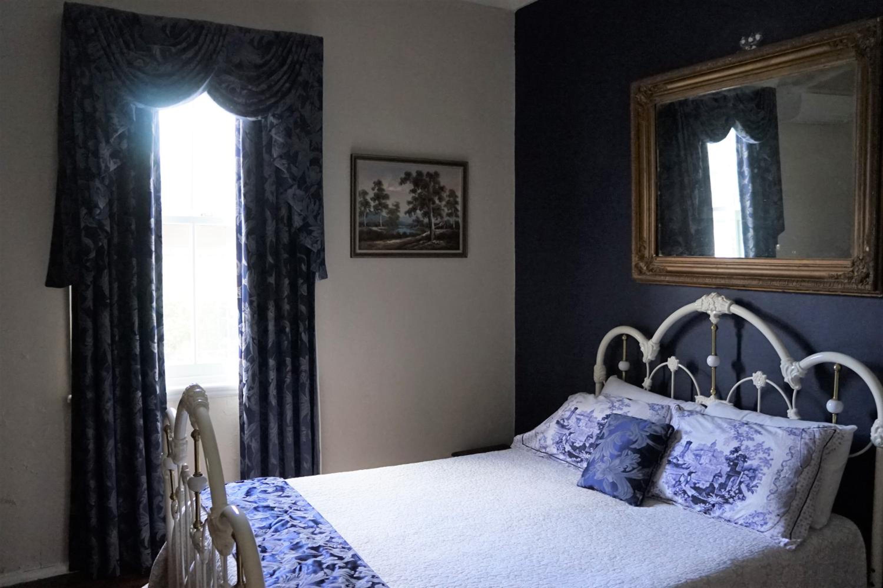 Queen Room with Shared Bathroom photo 1