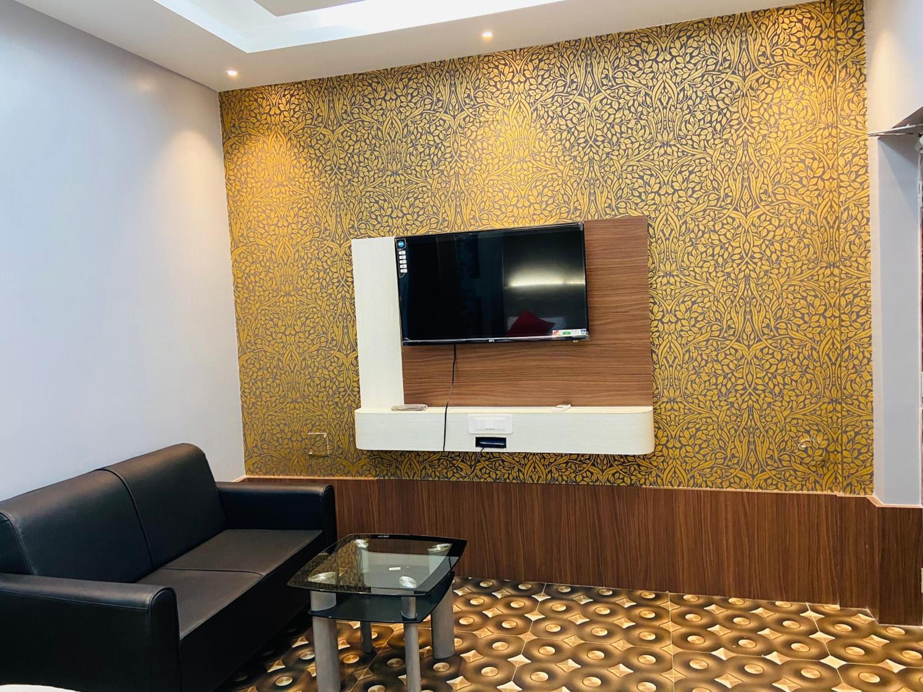 Deluxe King Suite photo 3