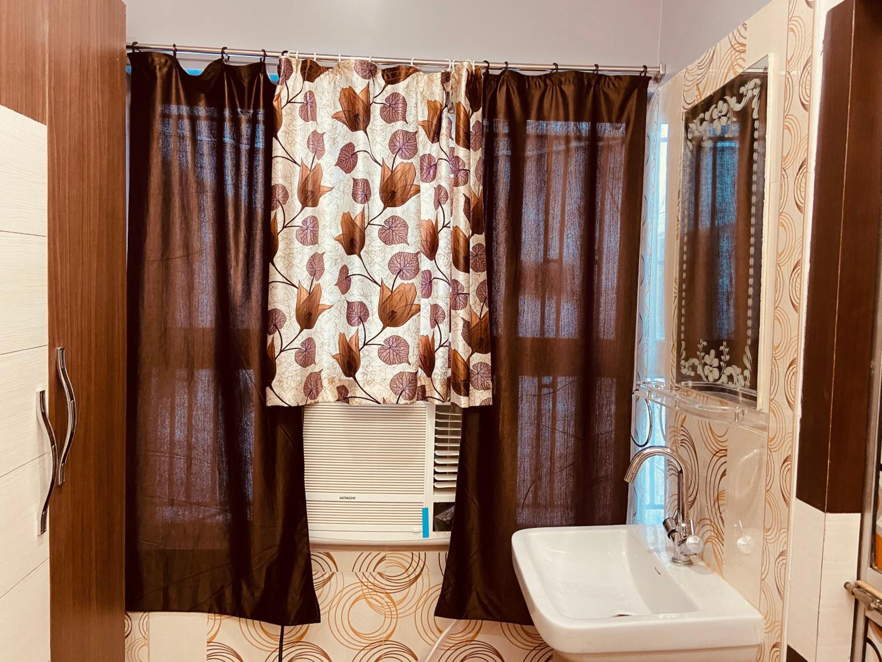 Deluxe King Suite photo 2