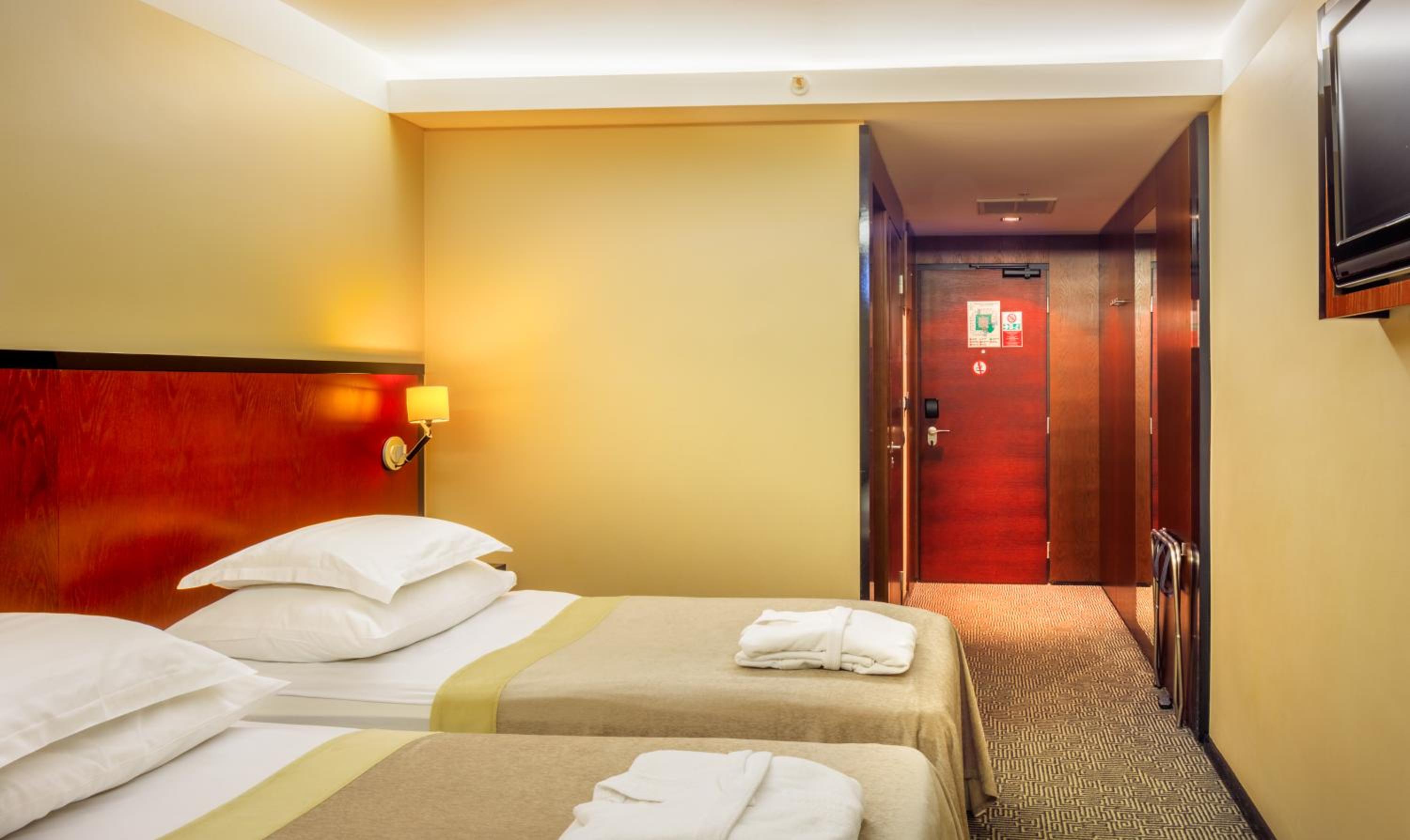 Twin Room with Spa Access - Photo 1