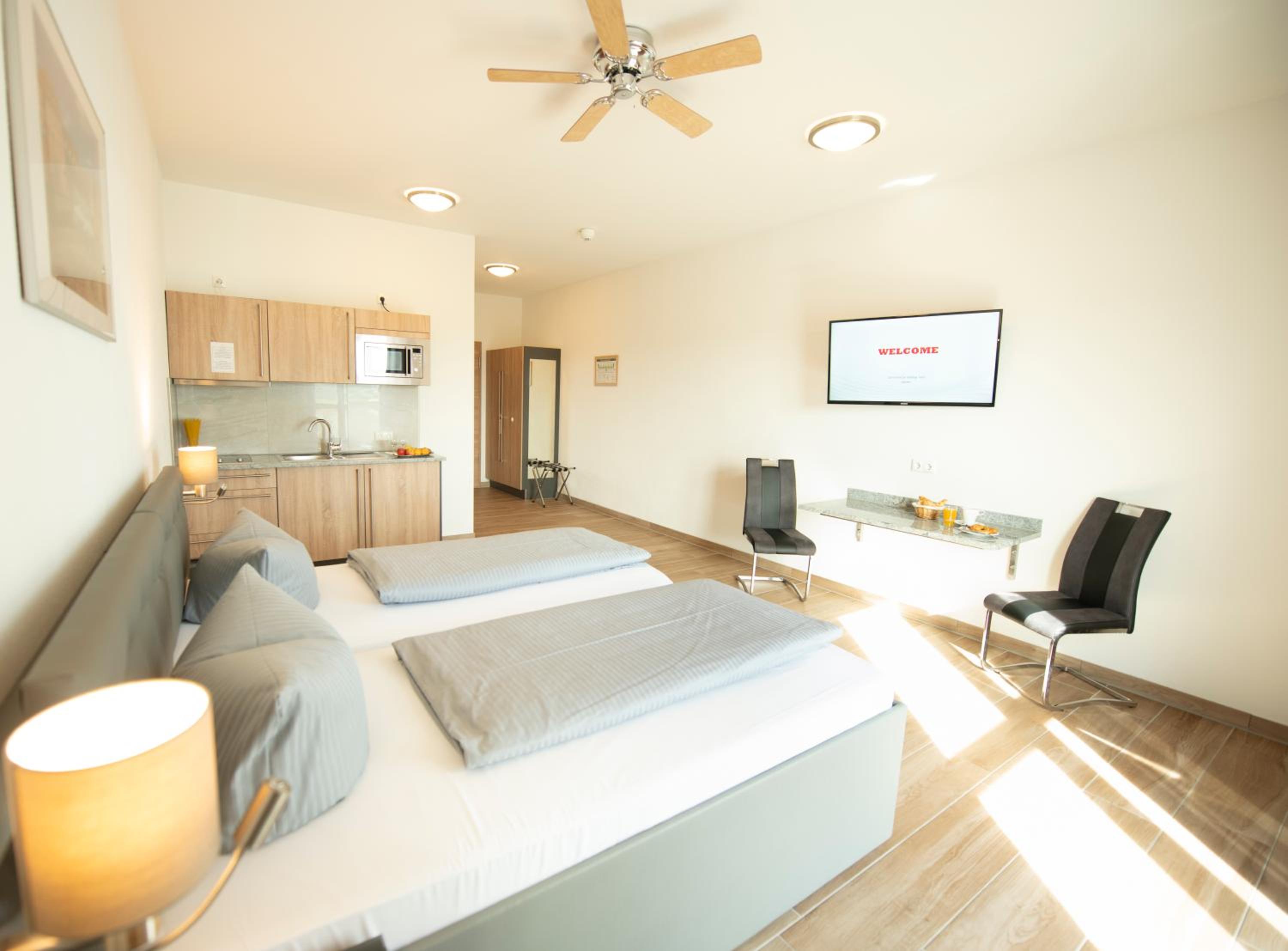 Double Room with Balcony and Kitchenette photo 2