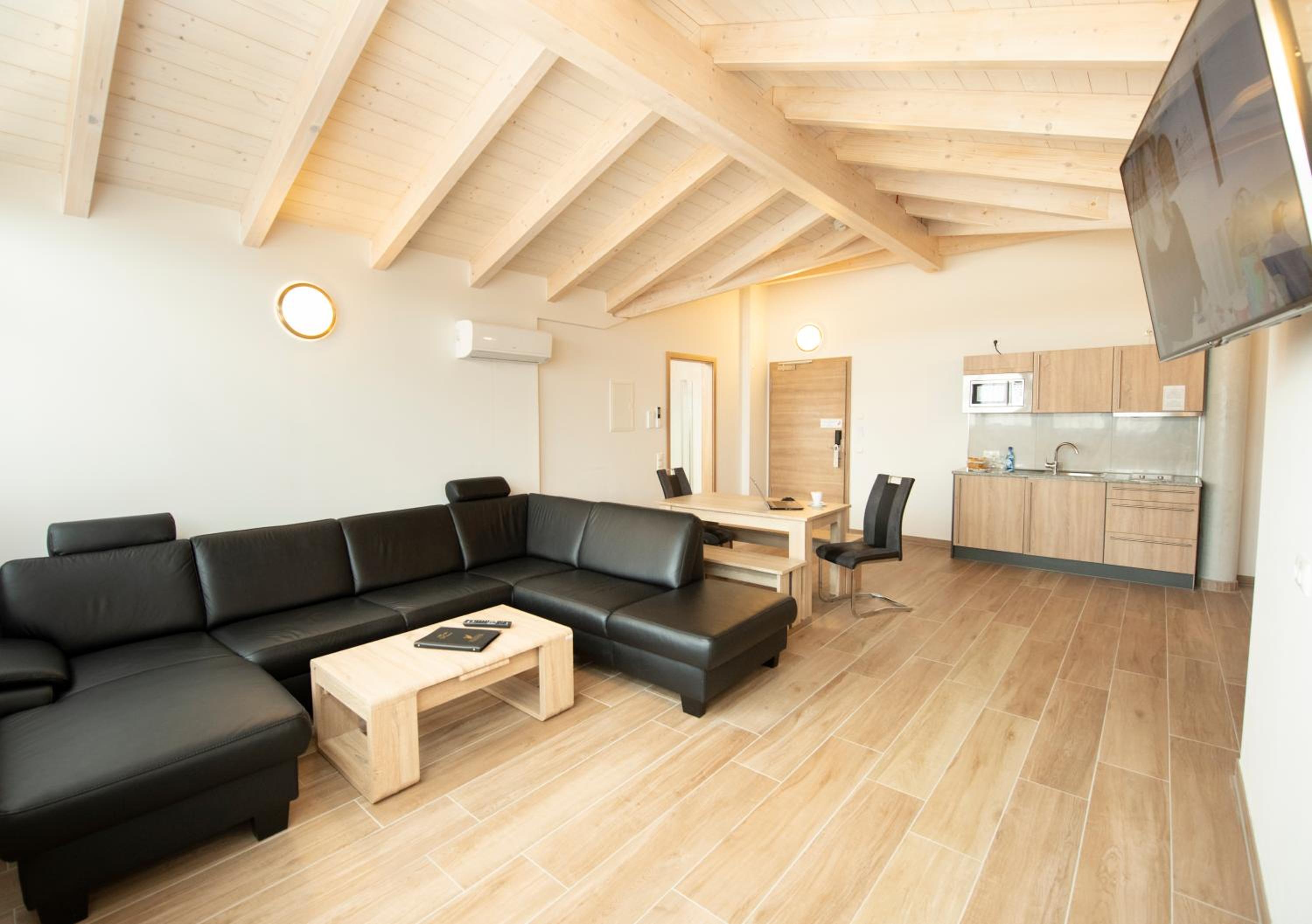 Deluxe Suite with Kitchenette photo 1