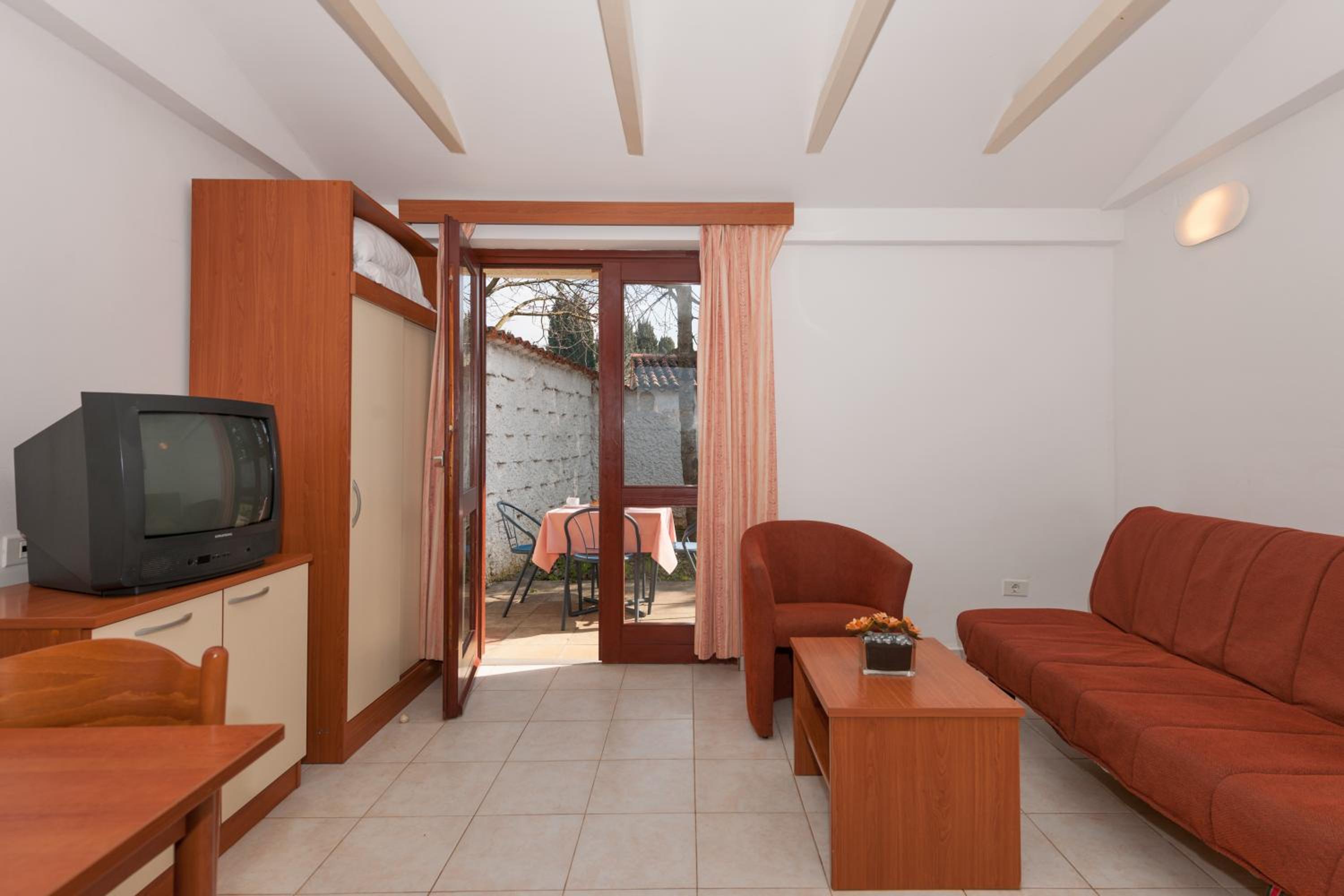 Standard One-Bedroom Apartment - Photo 3